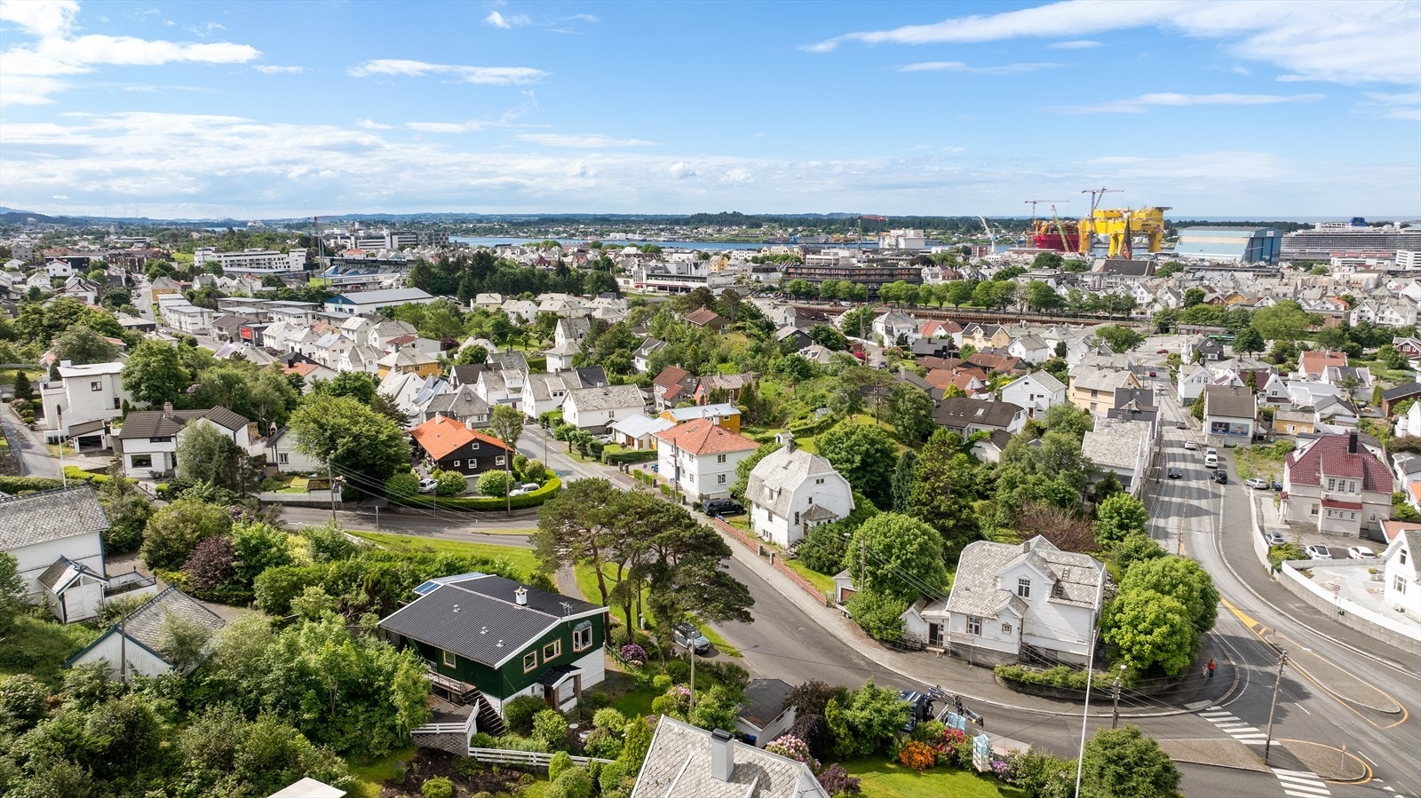 Det er gangavstand til sentrum hvor man har tilgang til alle fasiliteter sentrumskjernen har å by på. Galleribilde
