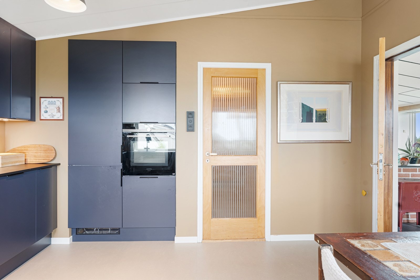 Inngang til kjøkkenet fra både stue og gang. Galleribilde