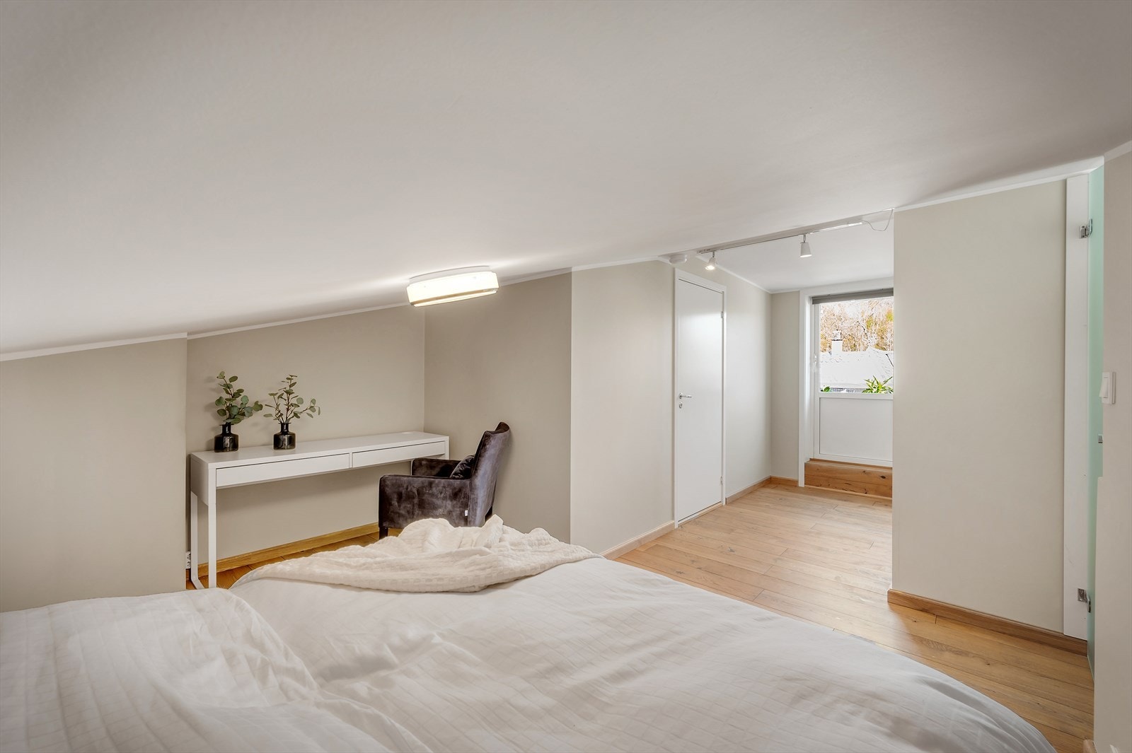 - Her har du god plass til dobbeltseng og skrivebord - Galleribilde