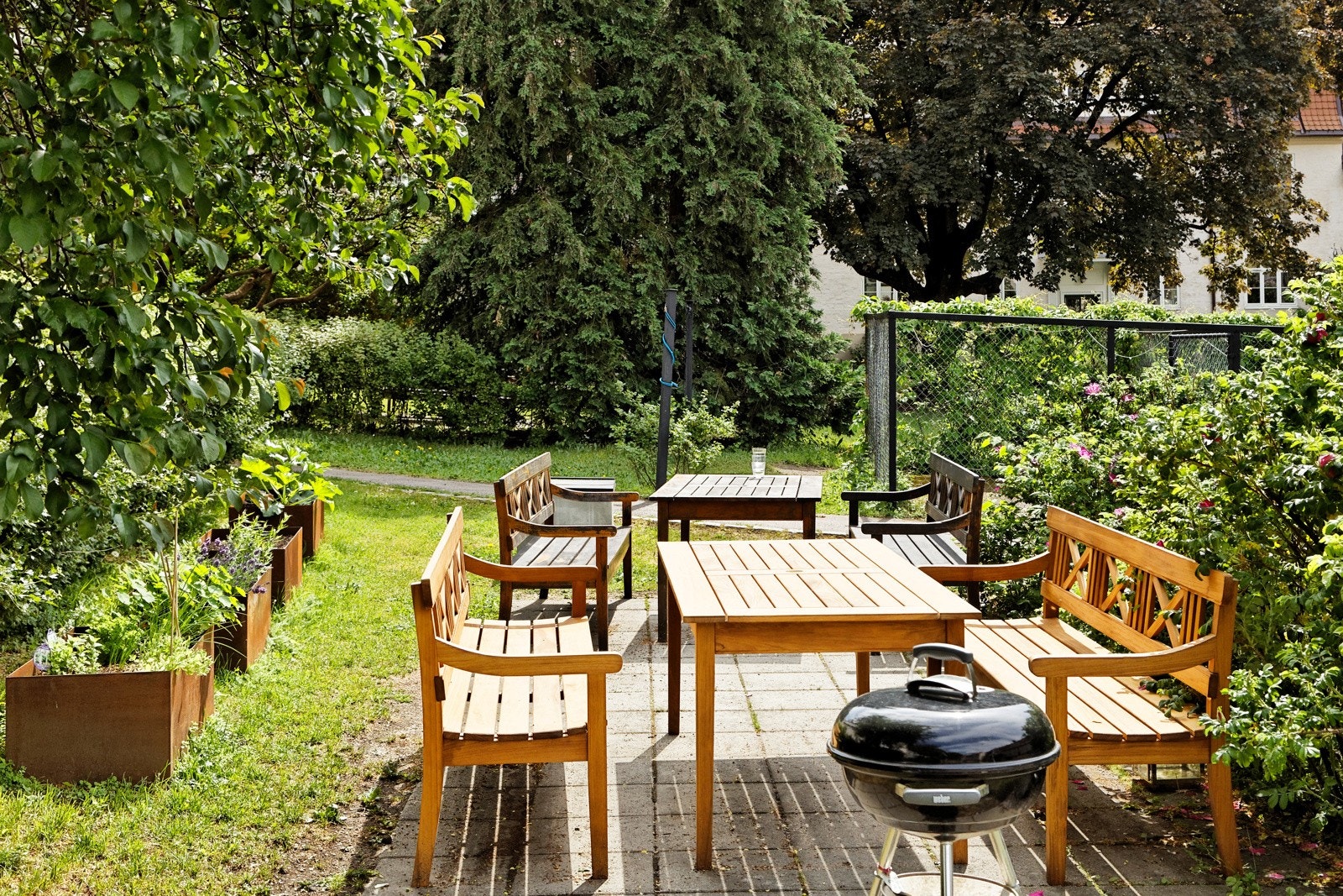 Hyggelig bakgård med flere avskjermede sitteplasser Galleribilde