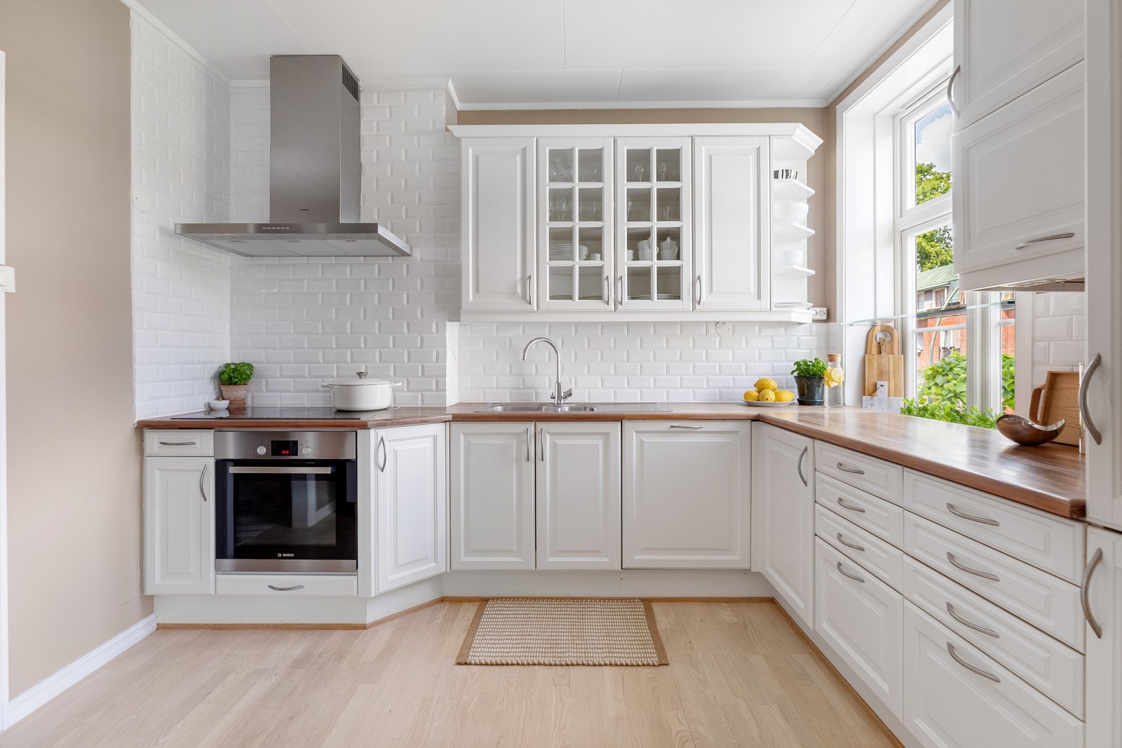 Lyst kjøkken med mye oppbevaringsplass Galleribilde