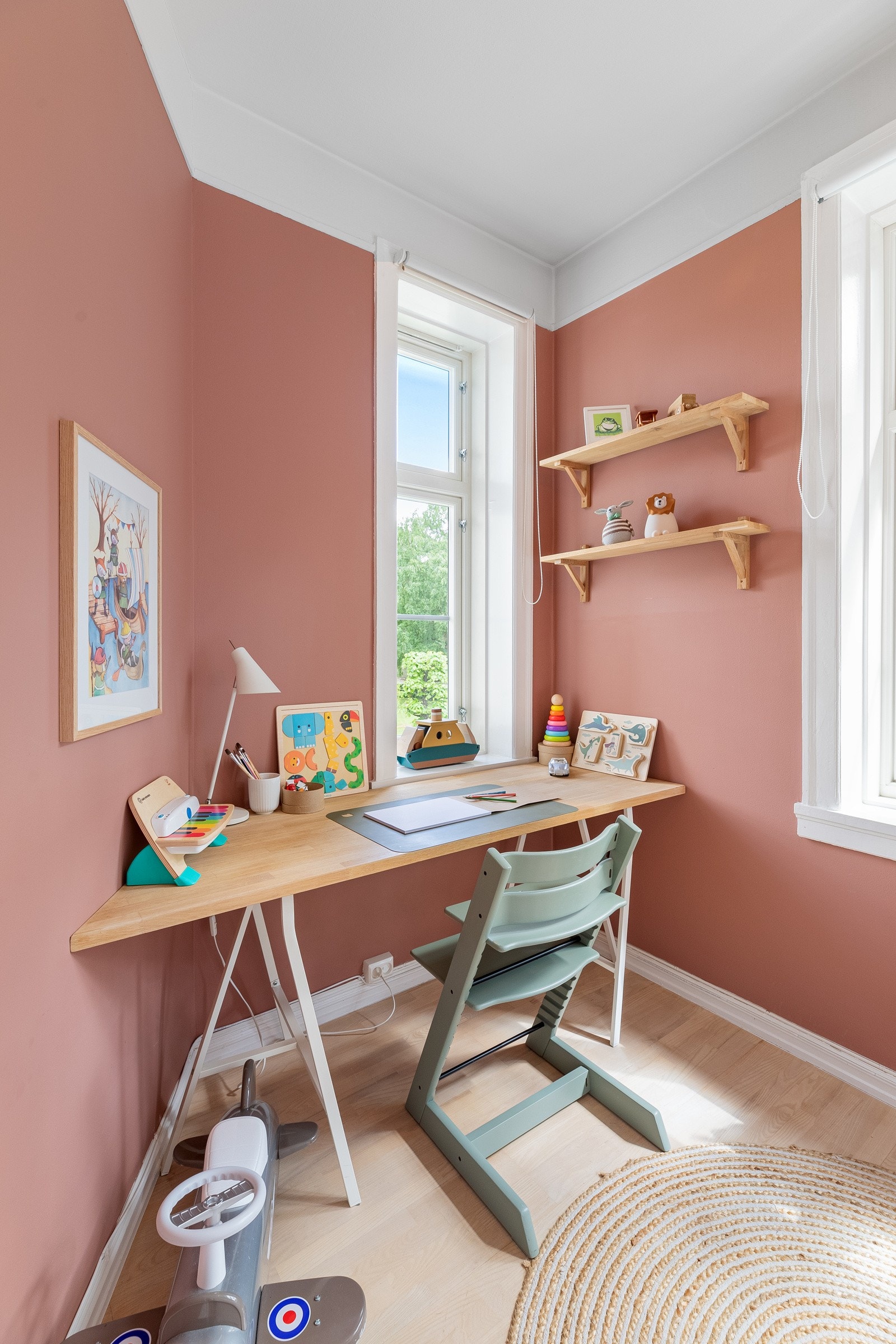 Plass til skrivepult slik at du kan benytte rommet som hjemmekontor Galleribilde