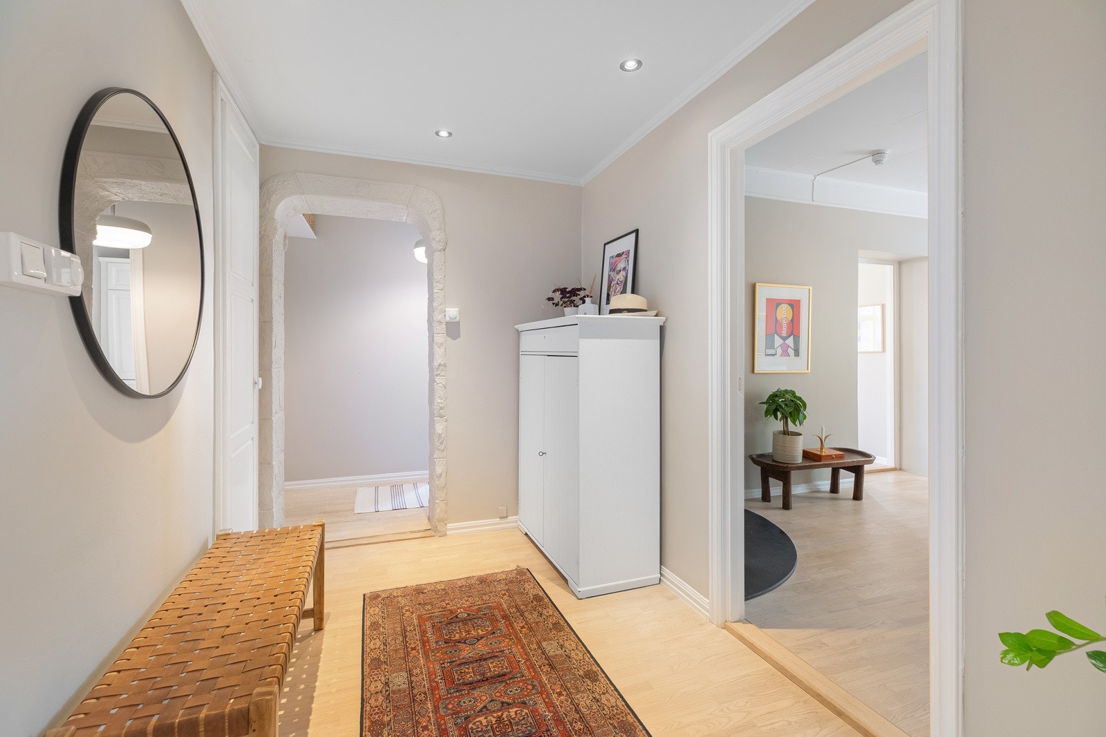 Innbydende entré med god plass til oppbevaring og sittemøblement Galleribilde