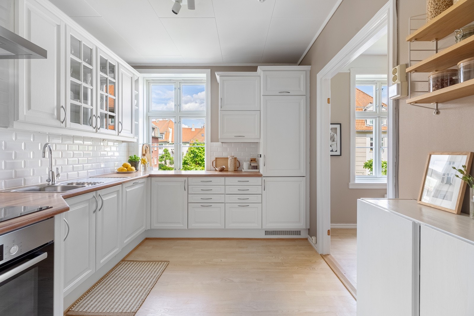 Integrerte hvitevarer som induksjonstopp, oppvaskmaskin og stekeovn fra Siemens, samt kjøleskap med fryser fra Husqvarna Galleribilde