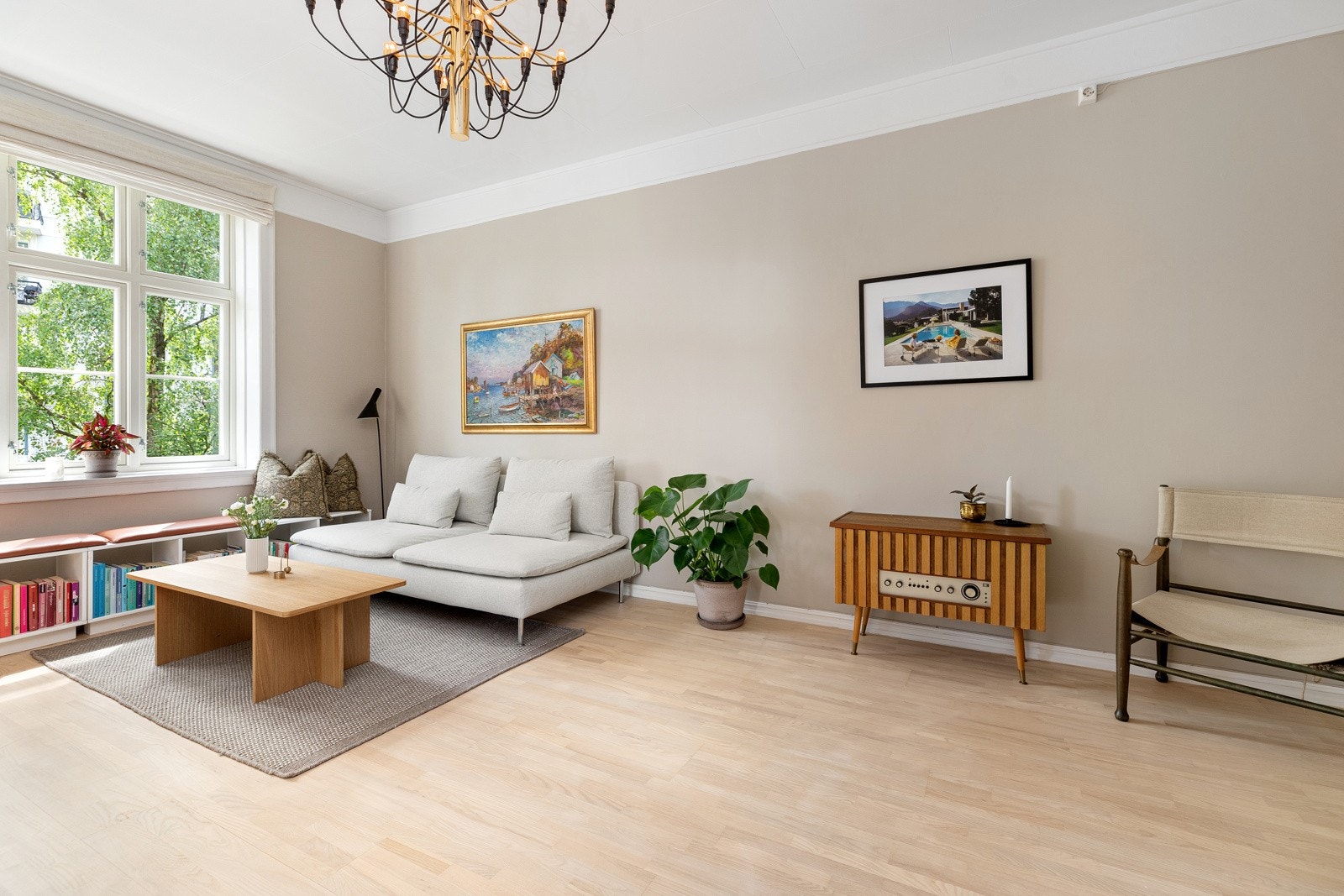 Stor stue med peis og god takhøyde Galleribilde