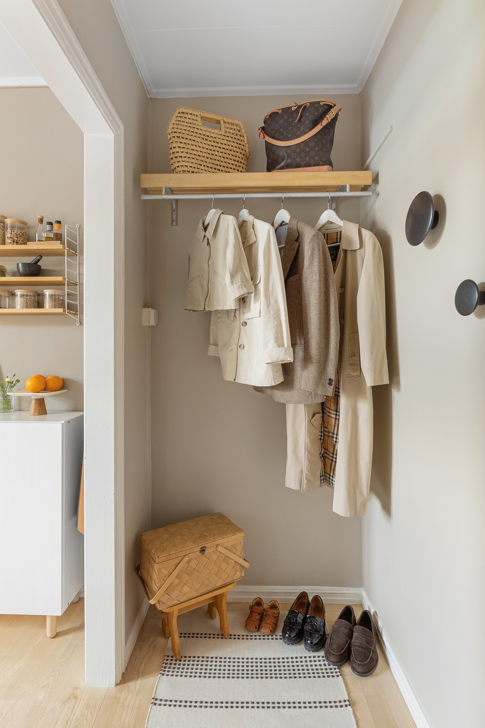 Åpen oppbevaringsløsning i entré Galleribilde