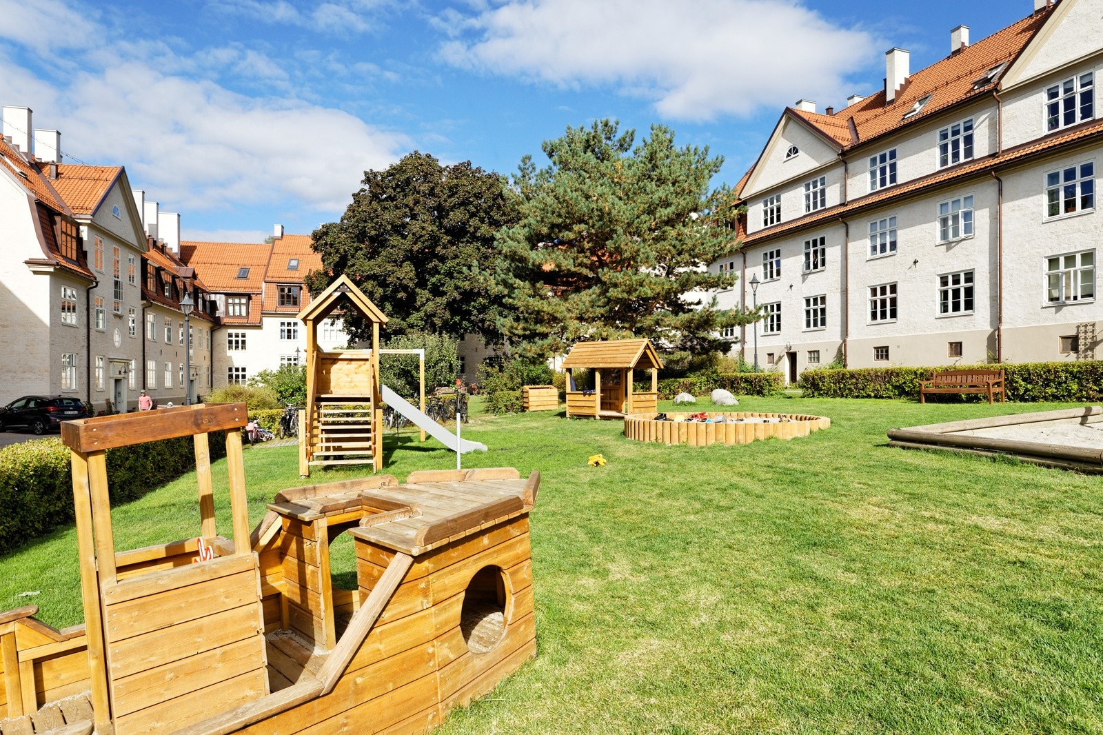 En idyllisk og fin bakgård Galleribilde