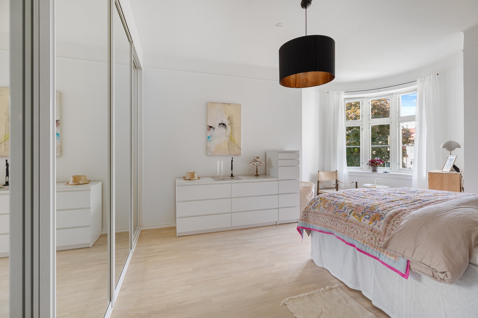 Hovedsoverom med god plass til dobbeltseng, nattbord og stor skyvedørsgarderobe Galleribilde