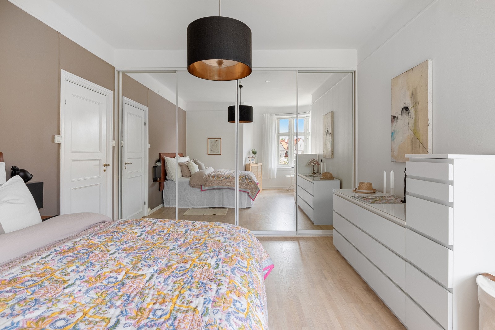 Mye garderobeplass Galleribilde