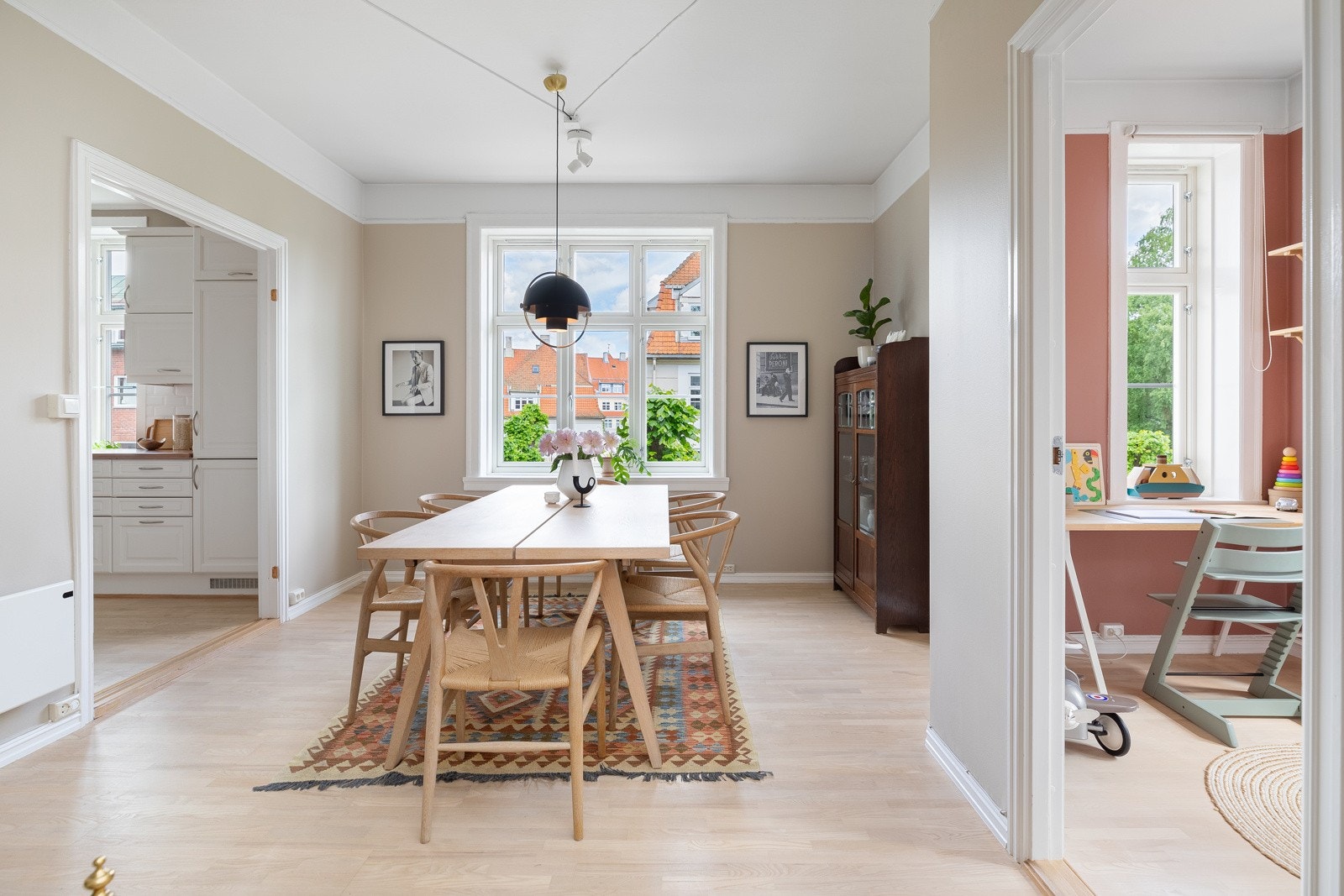 Spisestue med direkte adgang til kjøkken. Et rom perfekt for sosiale sammenkomster Galleribilde