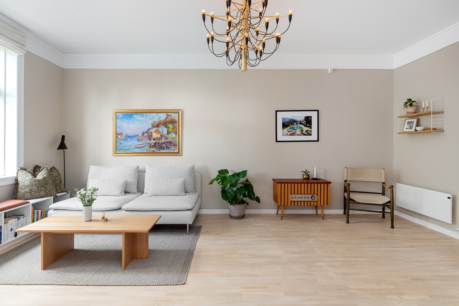 En klassisk leilighet med store vindusflater, karnapper og god takhøyde Galleribilde