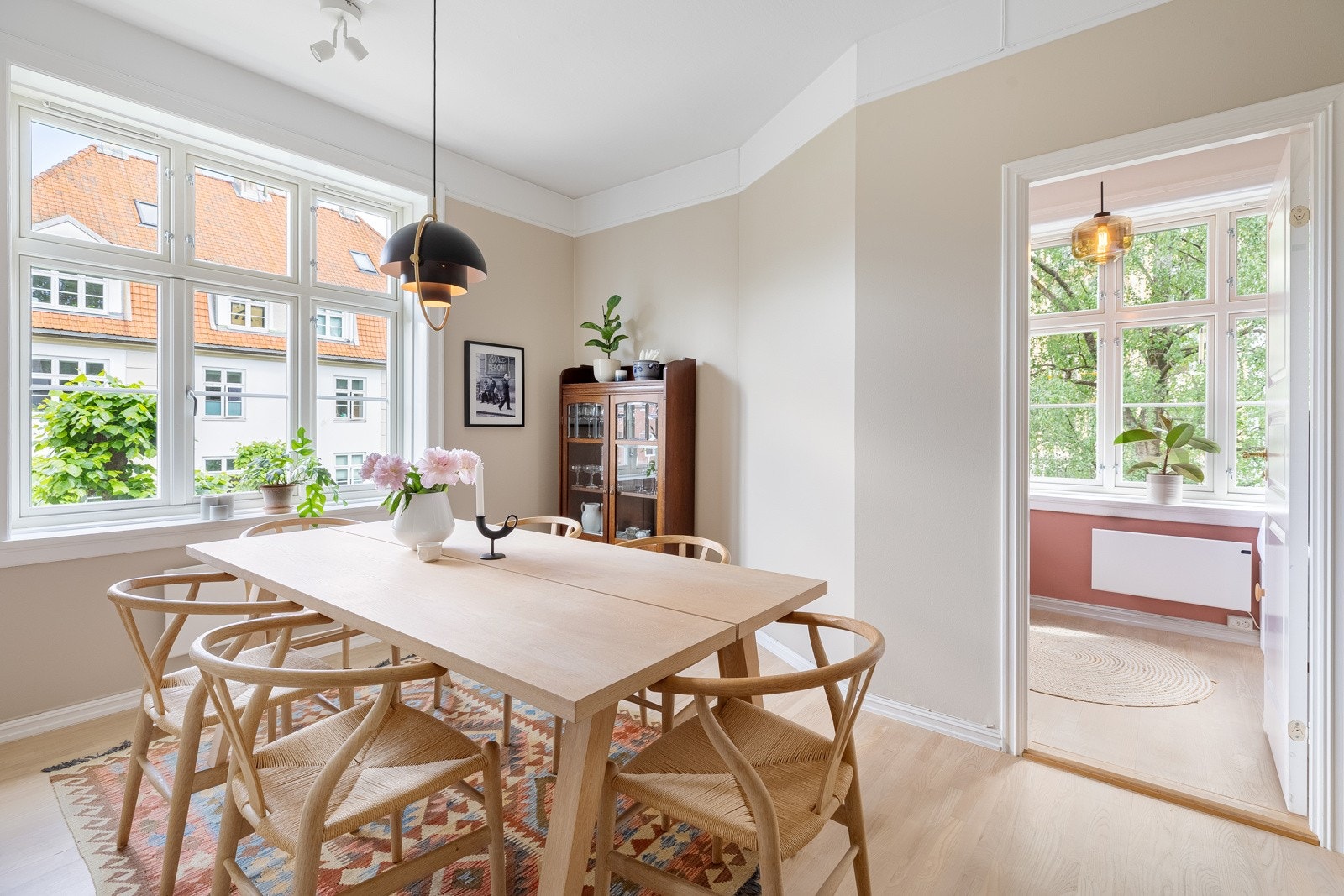 Rikelig med naturlig lys fra de store vindusflatene Galleribilde