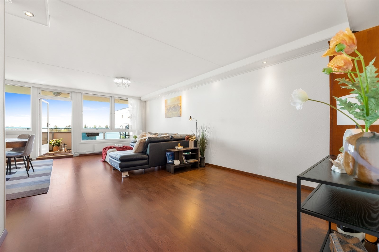 Stor stue med downlights langs med himlingen Galleribilde