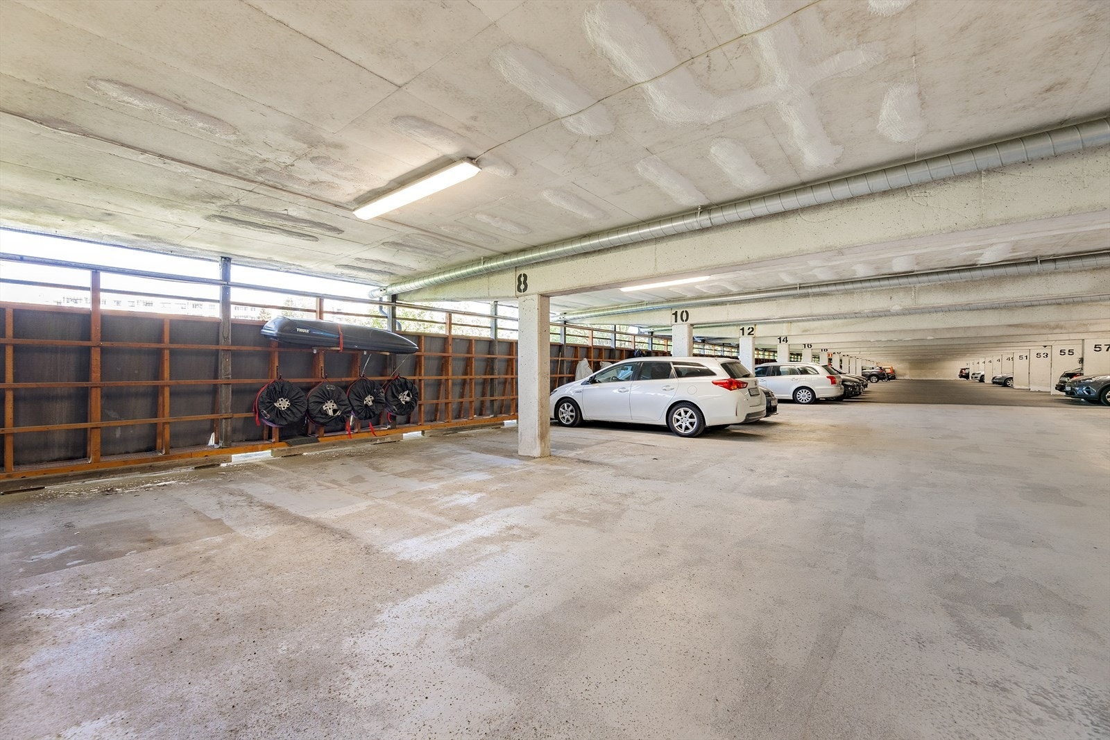 Parkeringskjeller med god plass til biler. Galleribilde