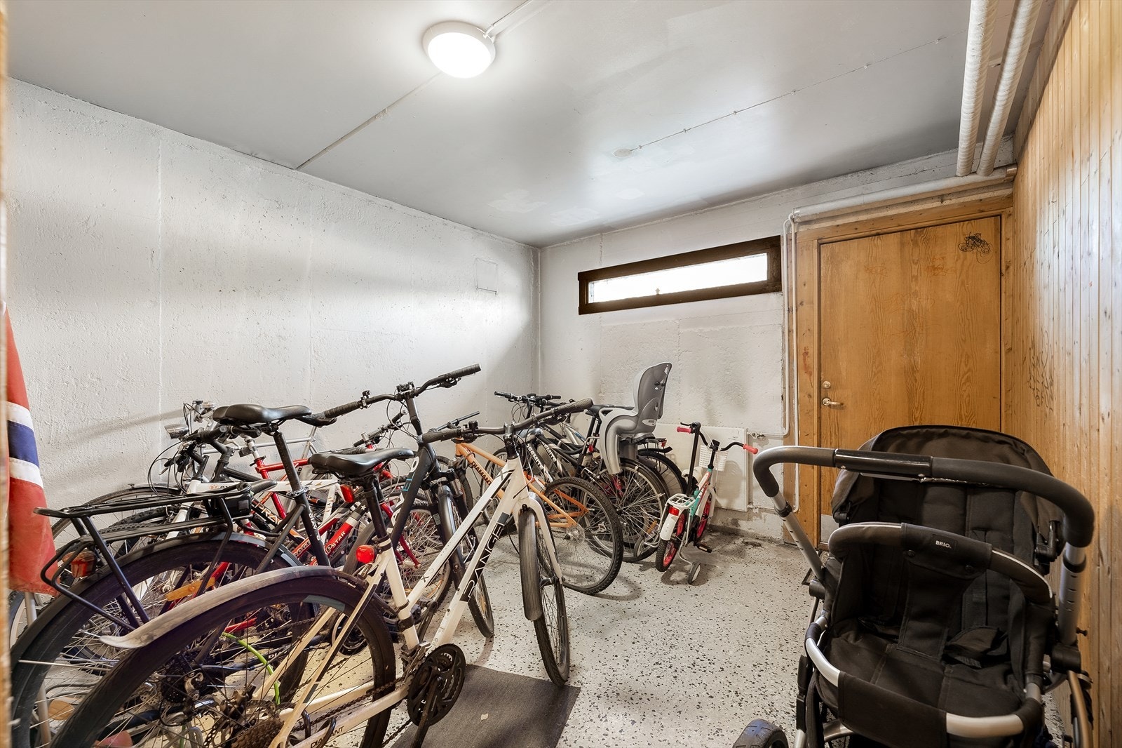 Praktisk felles sykkelrom med god plass til oppbevaring. Galleribilde