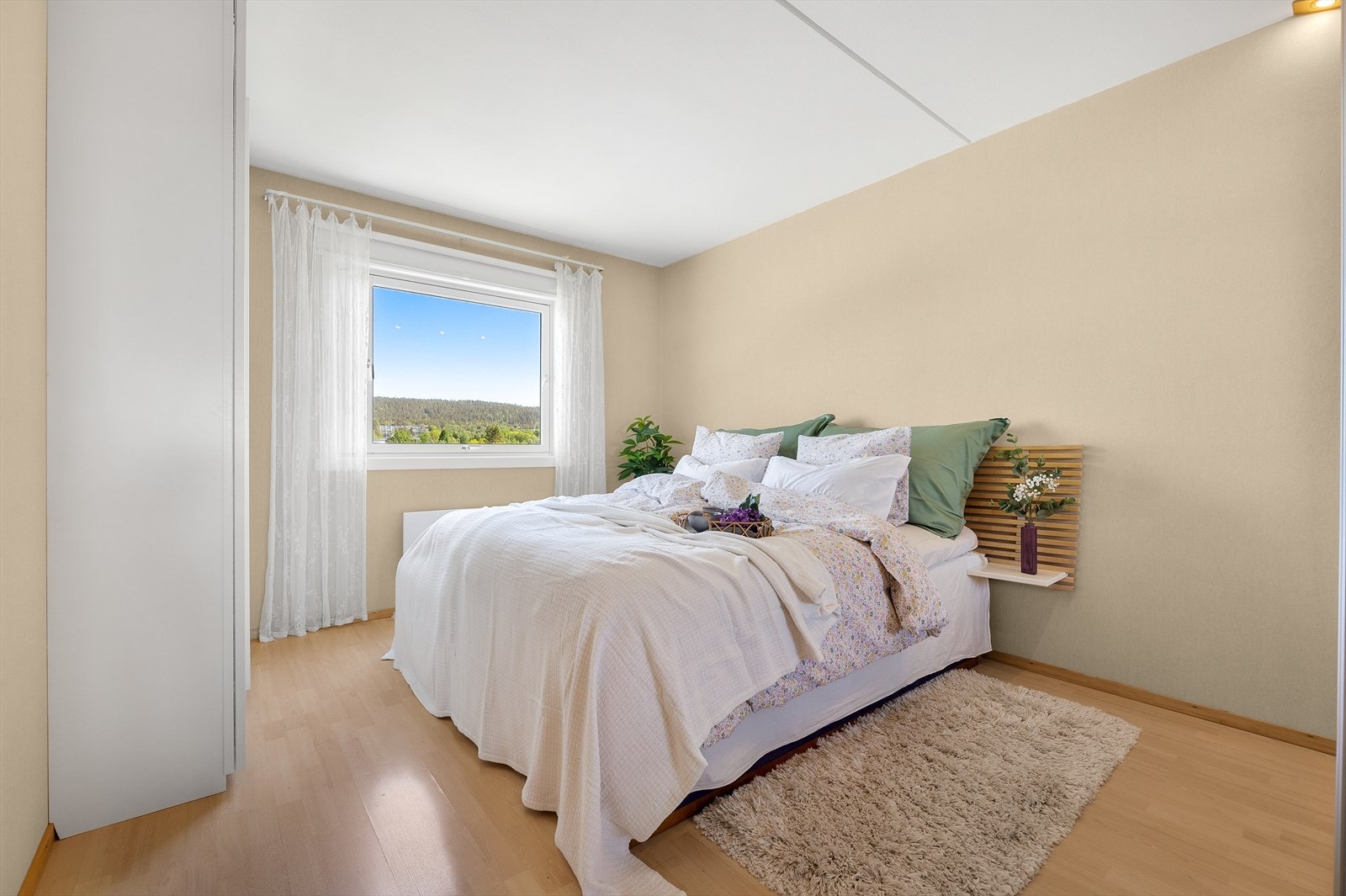 Hovedsoverom med plass til dobbeltseng og garderobe. Galleribilde
