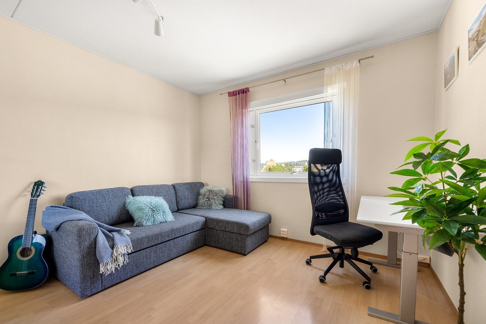 Ekstra rom med sofa og arbeidsplass. Galleribilde
