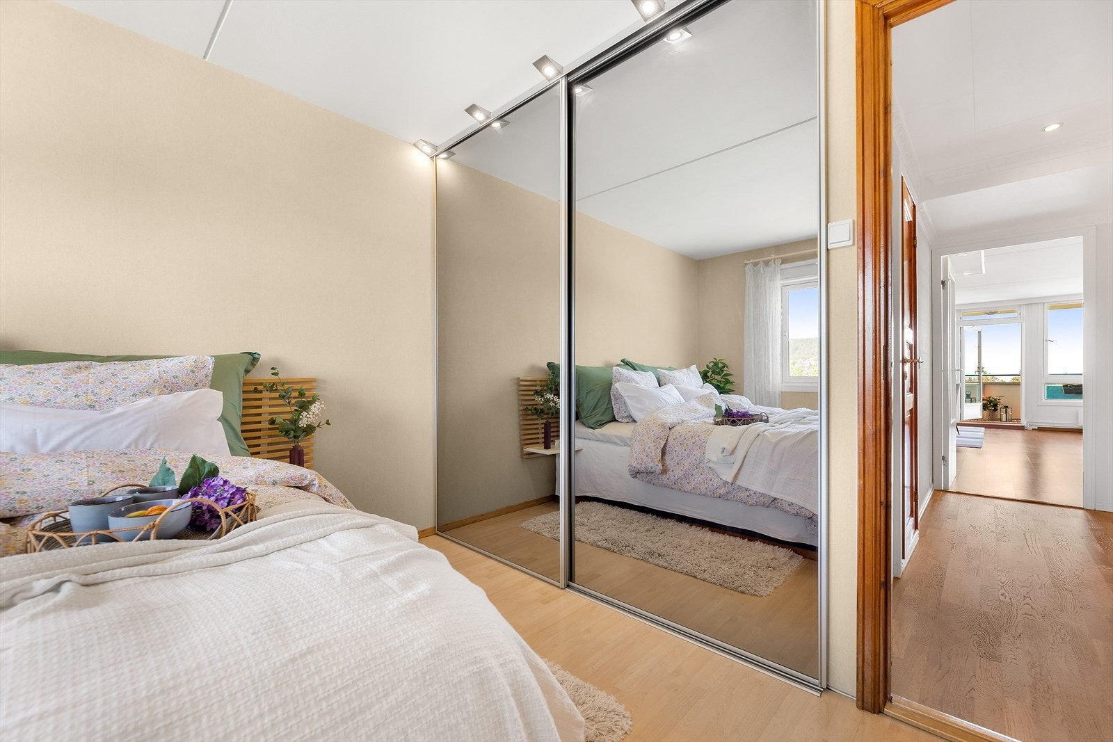 Plassbygget skyvedørsgarderobe med speildører og overbelysning. Galleribilde