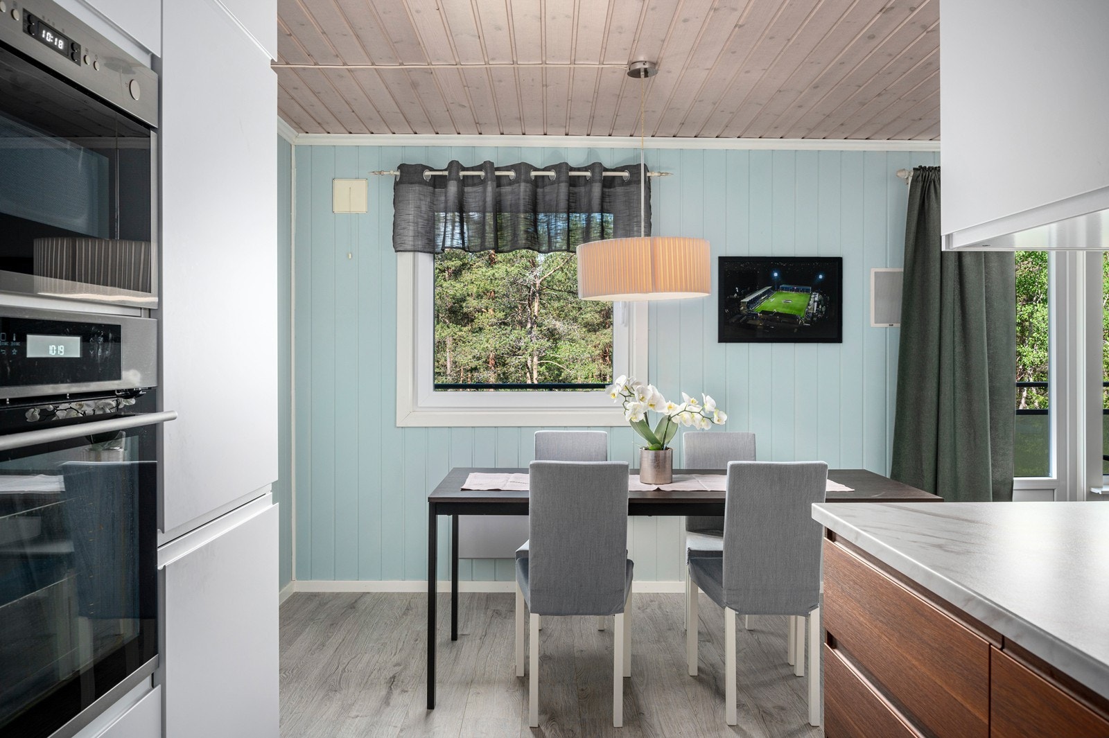 Spisegruppe i tilknytning til kjøkkenet. Galleribilde