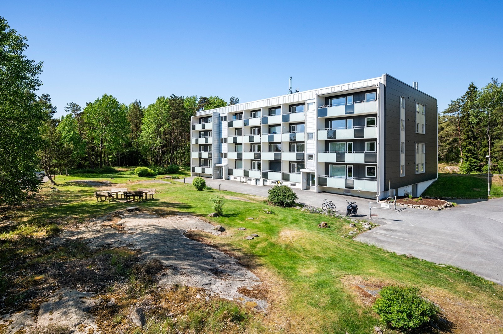 Leilighet beliggende i 3. etasje i boligblokk. Meget populært og familievennlig område på Kurland. Galleribilde