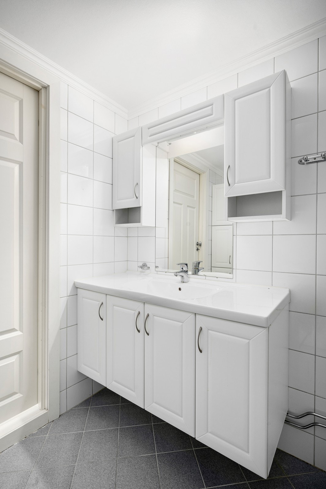 Badet har eller toalett, dusjkabinett og opplegg for vaskemaskin. Galleribilde