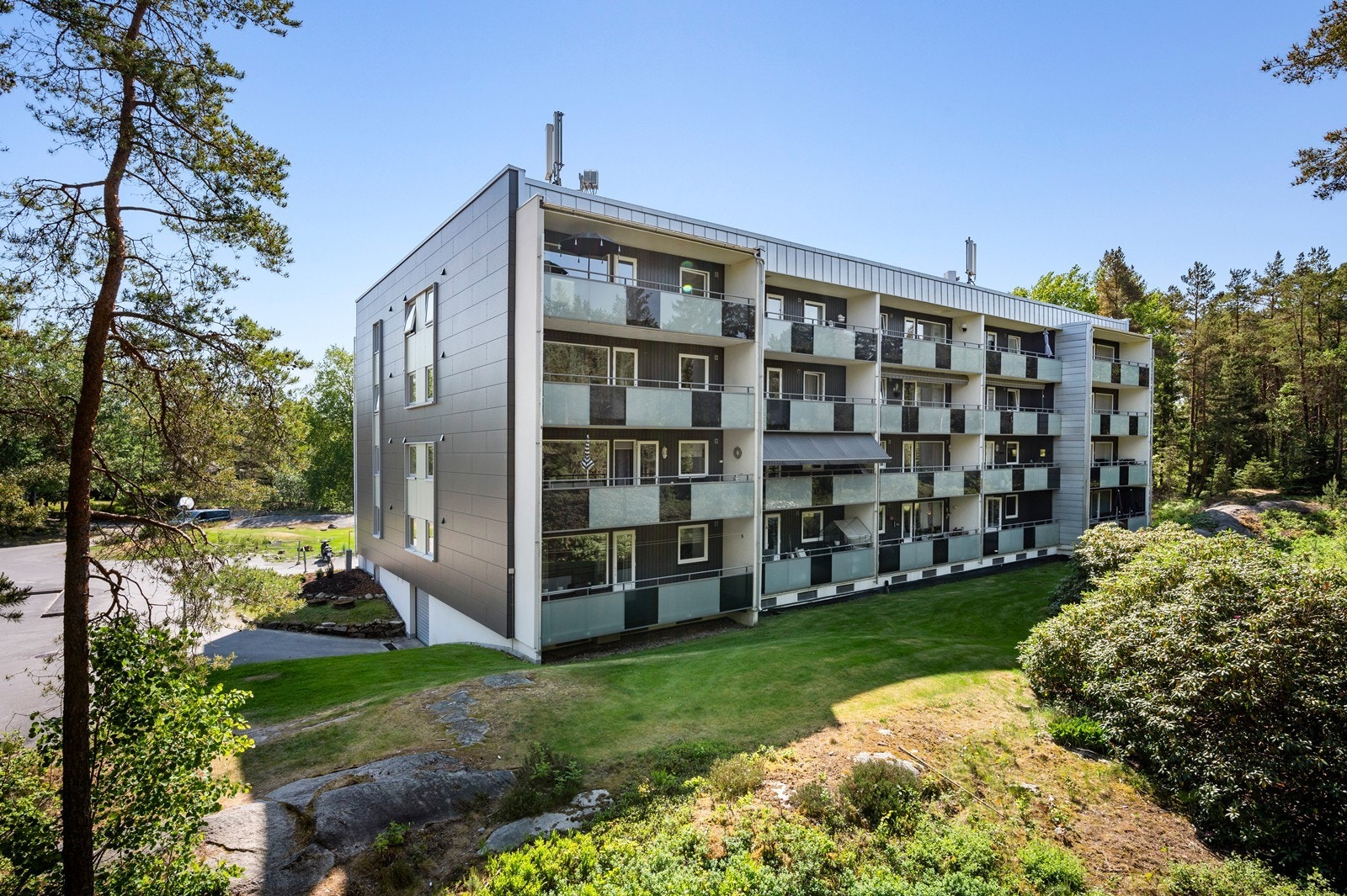 Det er egen balkong til leiligheten. Galleribilde