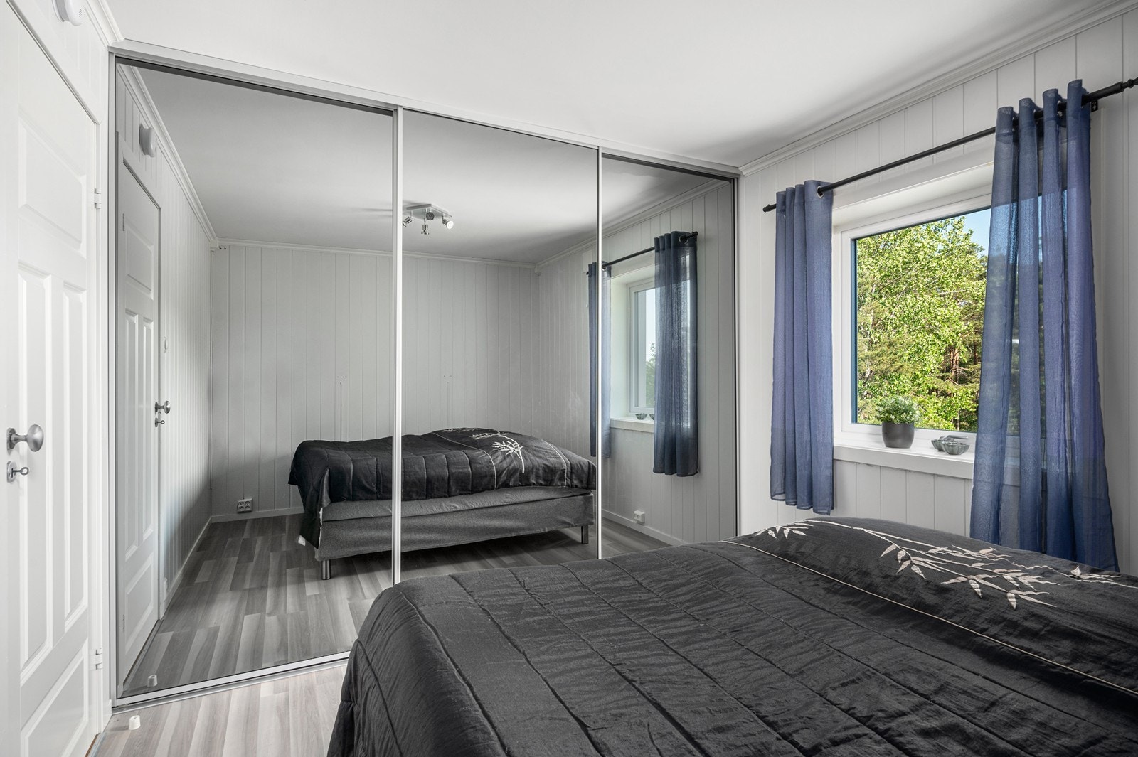 Det er stor skyvedørsgarderobe til soverommet. Galleribilde