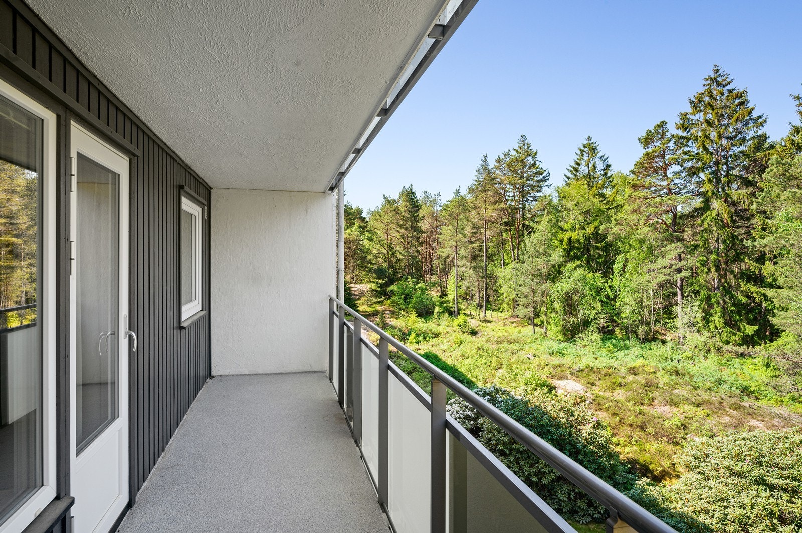Fra balkongen er det sikt mot skogområdene. Galleribilde