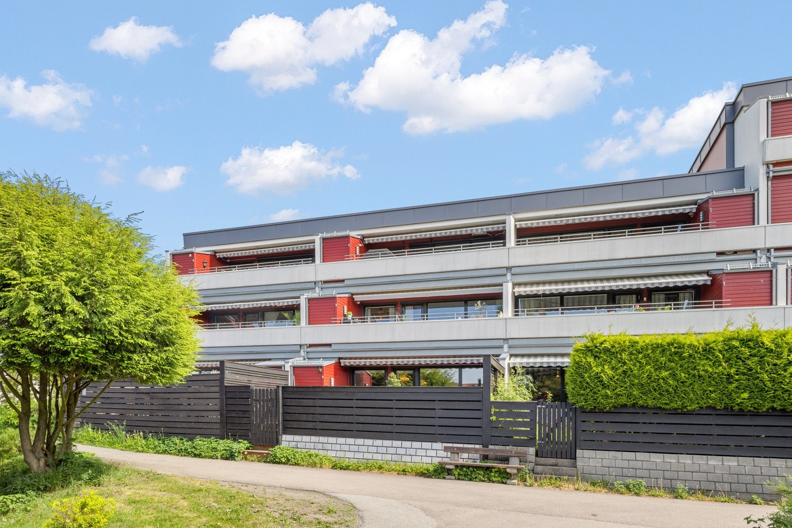Fasade vest med balkong. Galleribilde