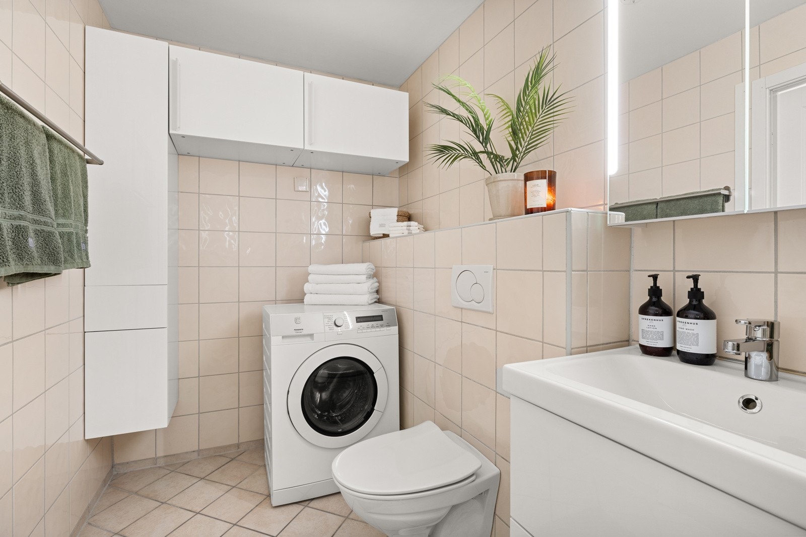 Varmekabler i gulv som styres med digital termostat. Opplegg for vaskemaskin. Galleribilde