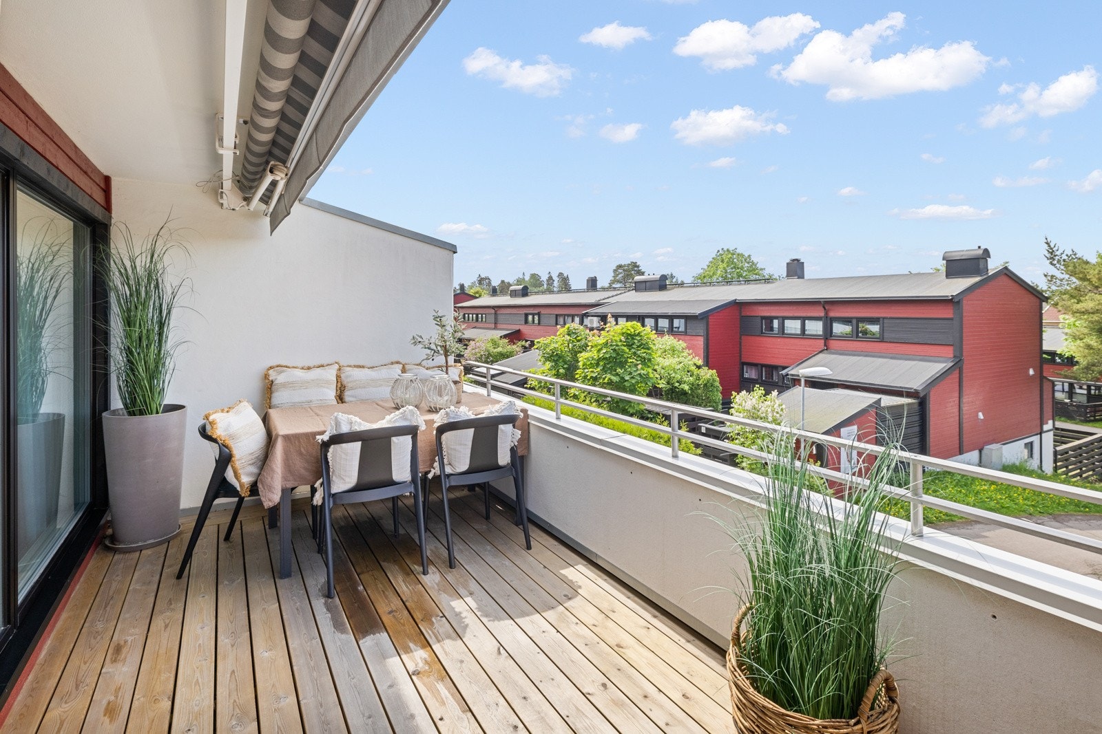 Stue med utgang til en solrik, sydvestvendt terrasse på 13,3 m². Galleribilde
