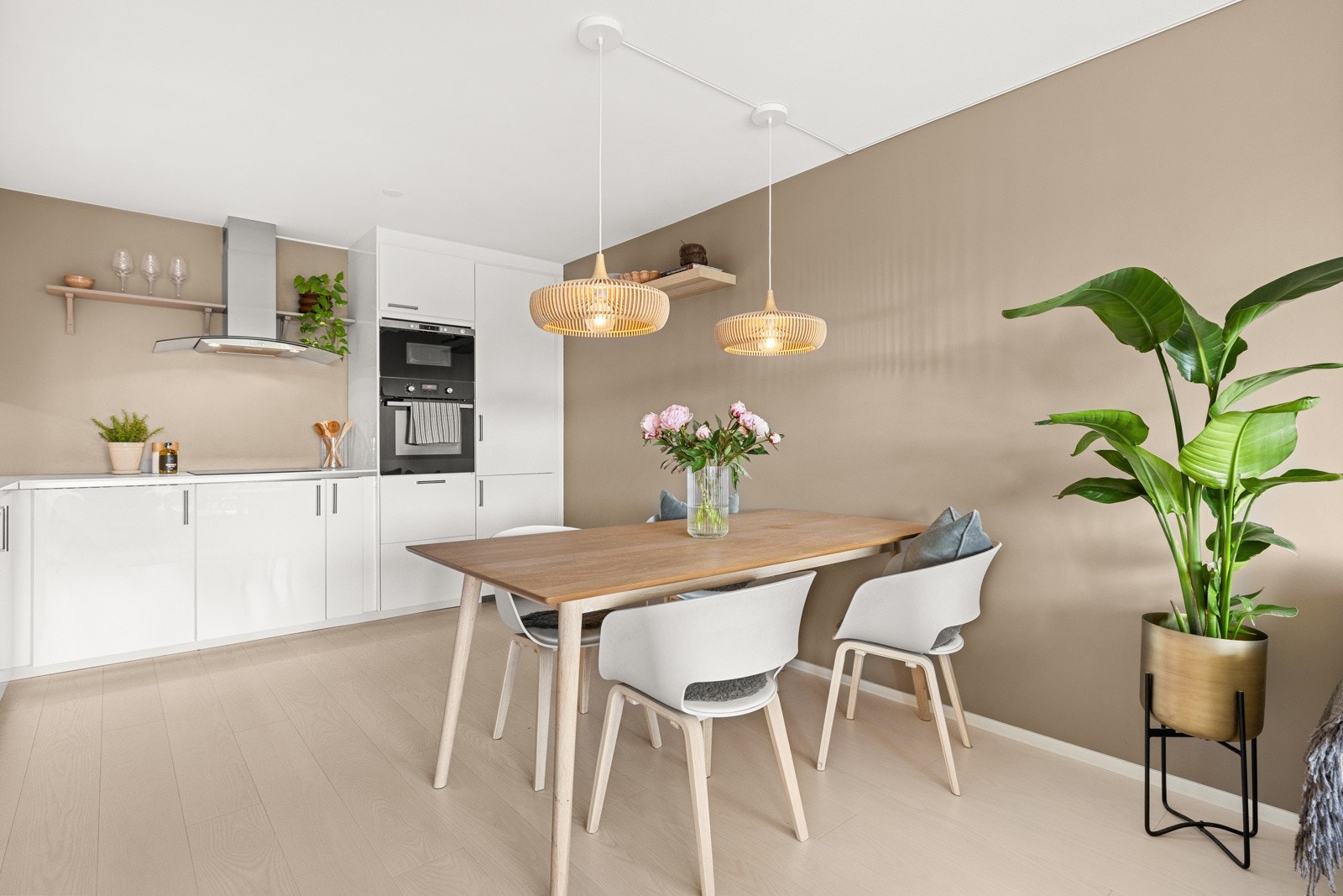 IKEA kjøkkeninnredning med glatte skapfronter i hvit høyglans. Nye håndtak i 2020. Galleribilde
