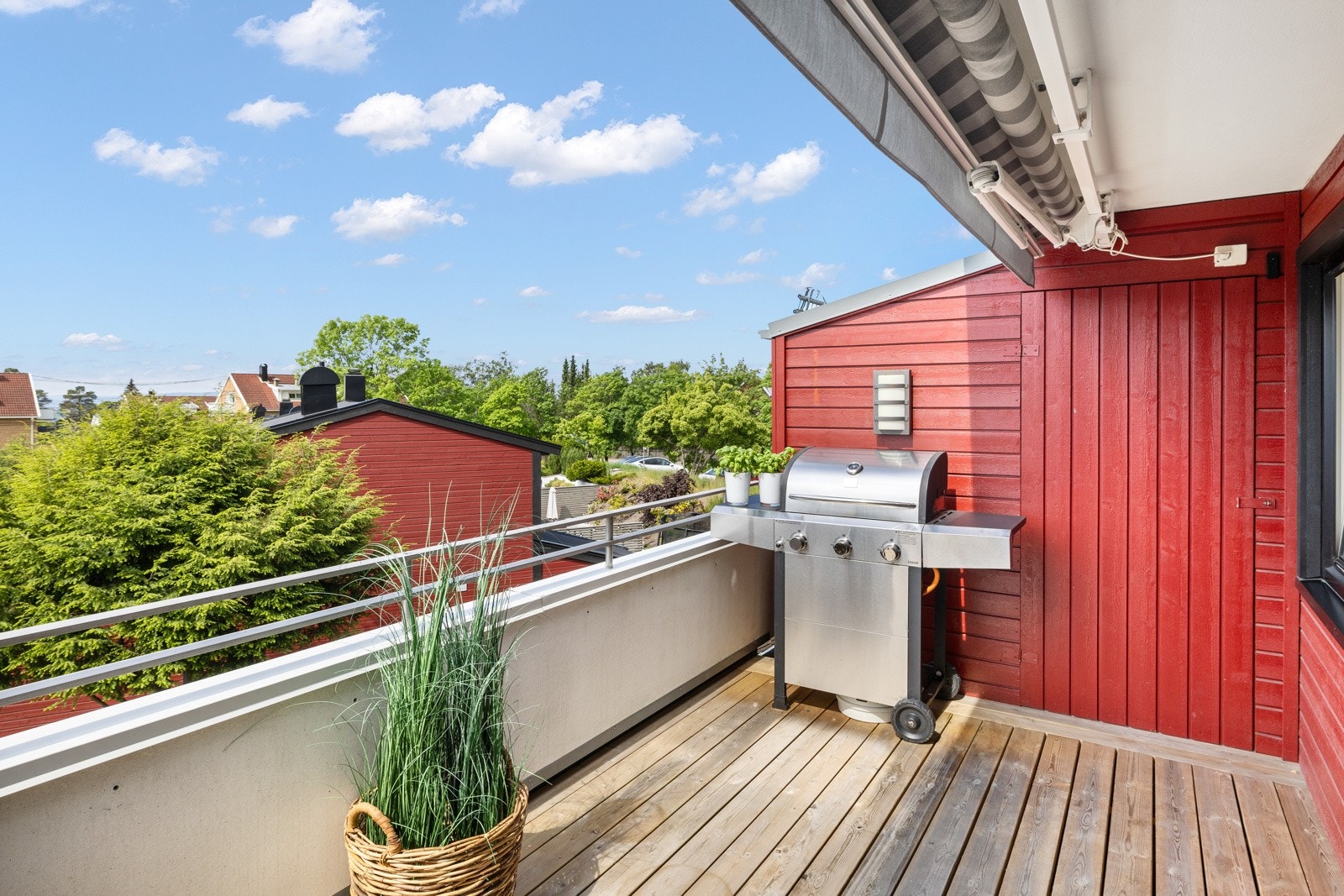 Gulv med trykkimpregnerte terrassebord, som ble lagt i 2021. Galleribilde