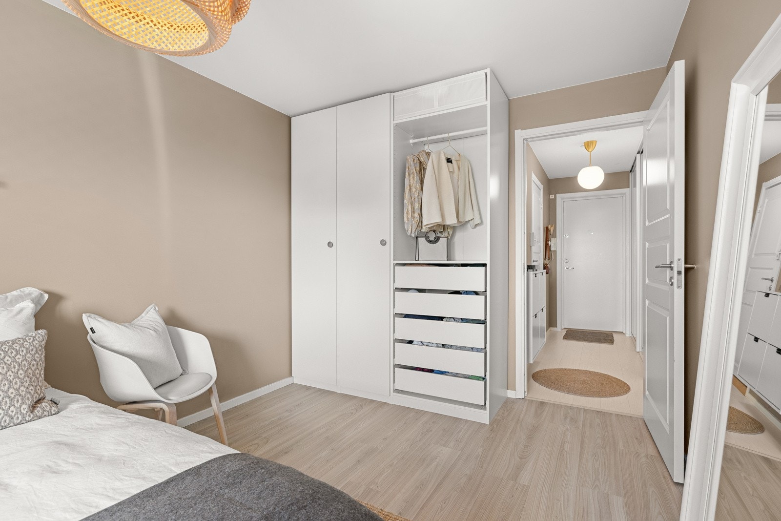 Garderobeskap fra 2021 på soverom. Galleribilde