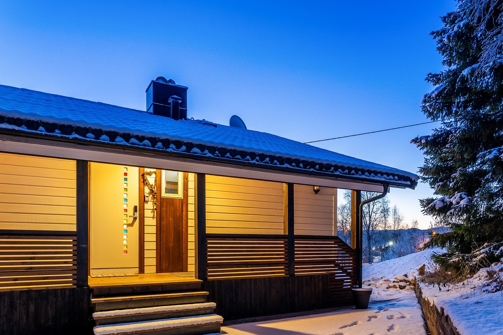 På sommerne har boligen svært pent opparbeidet grøntarealer og uteområder. Galleribilde