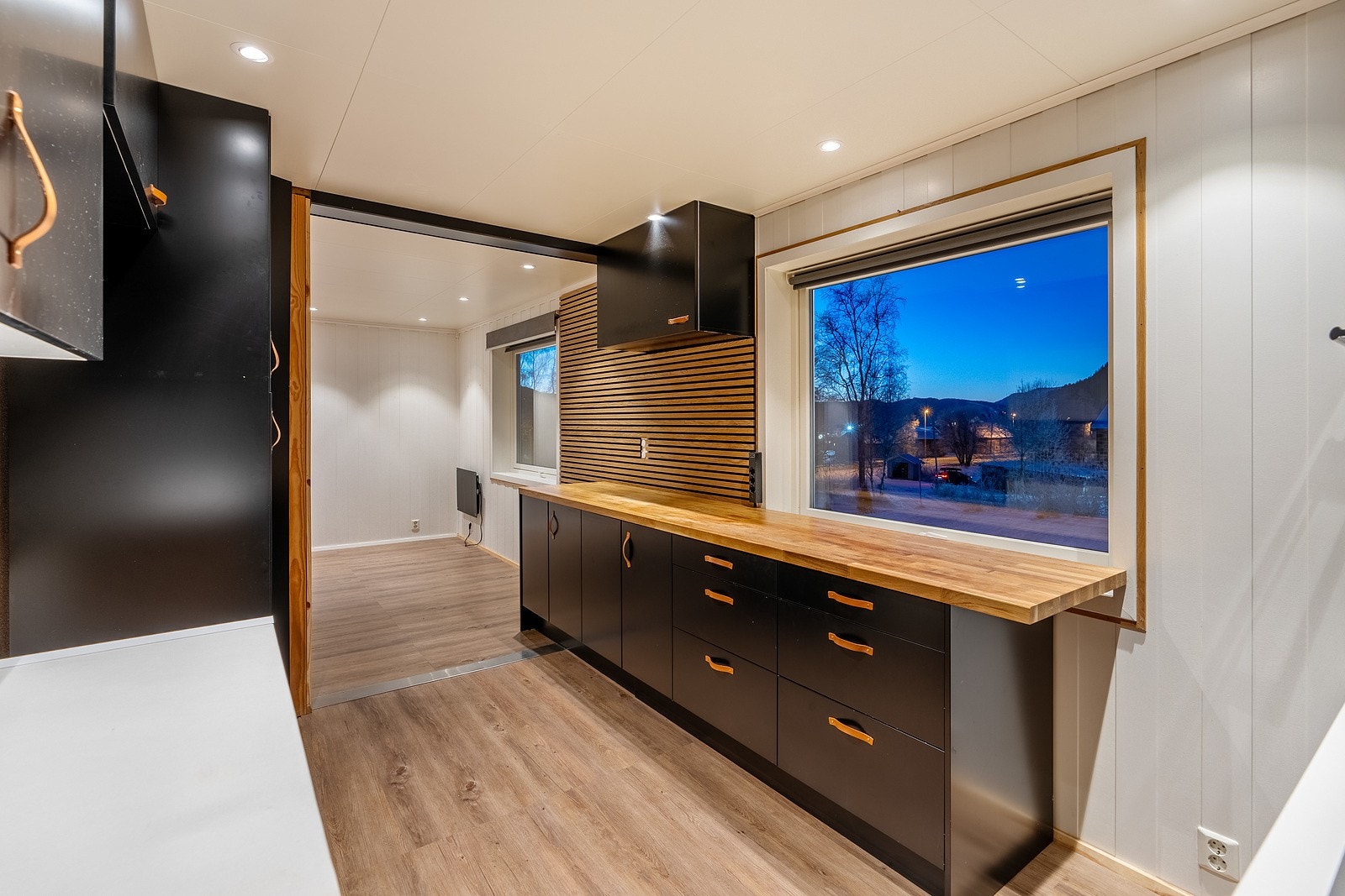 Fra kjøkkenet har man fin utsikt mens man jobber med maten. Galleribilde