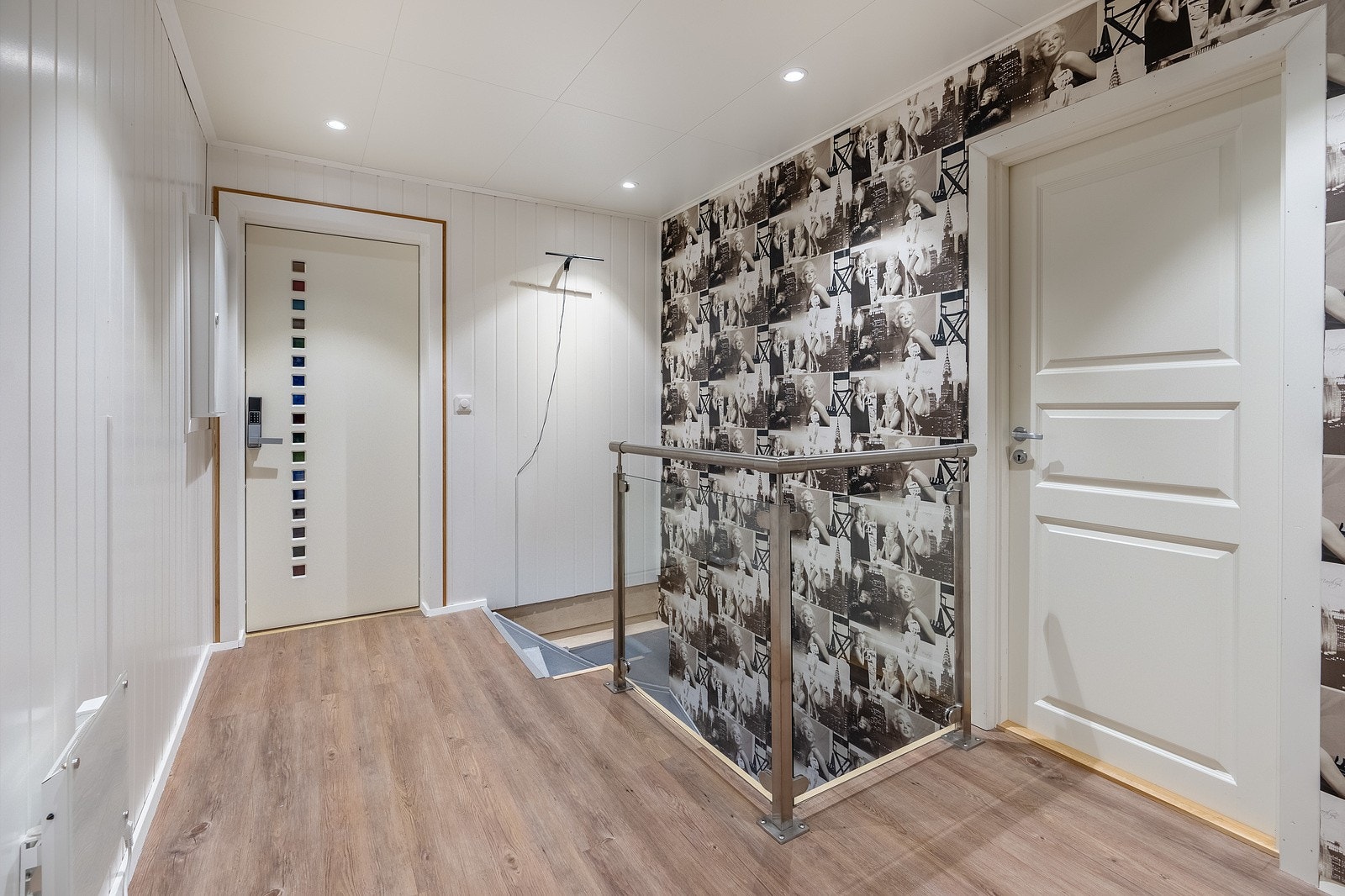 Lys og hyggelige entrée som binder 1 etg. og kjeller sammen. Galleribilde