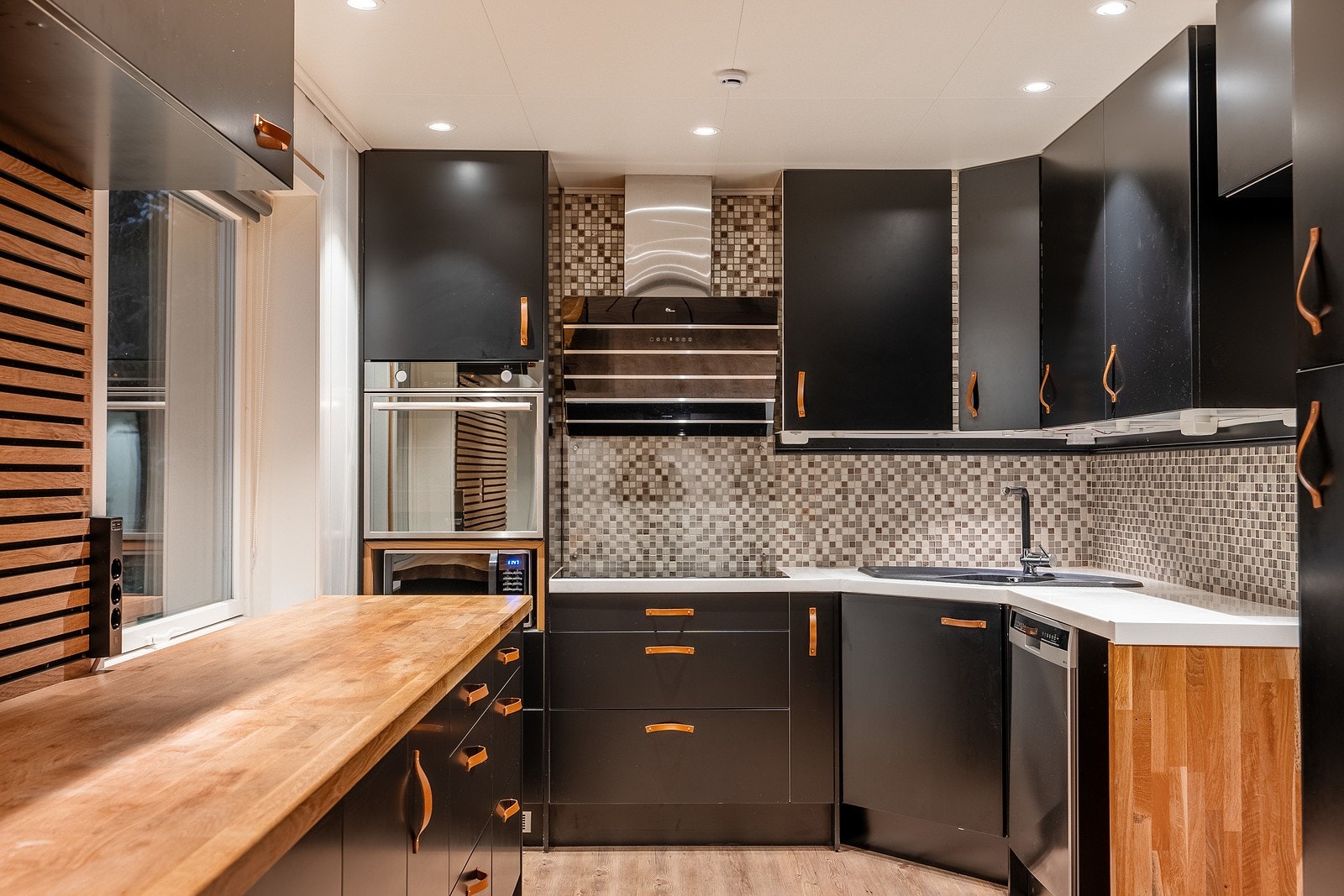 Boligen har et smakfullt og lekkert kjøkken som holder et tidløst preg og har gode arbeidsflater. Galleribilde