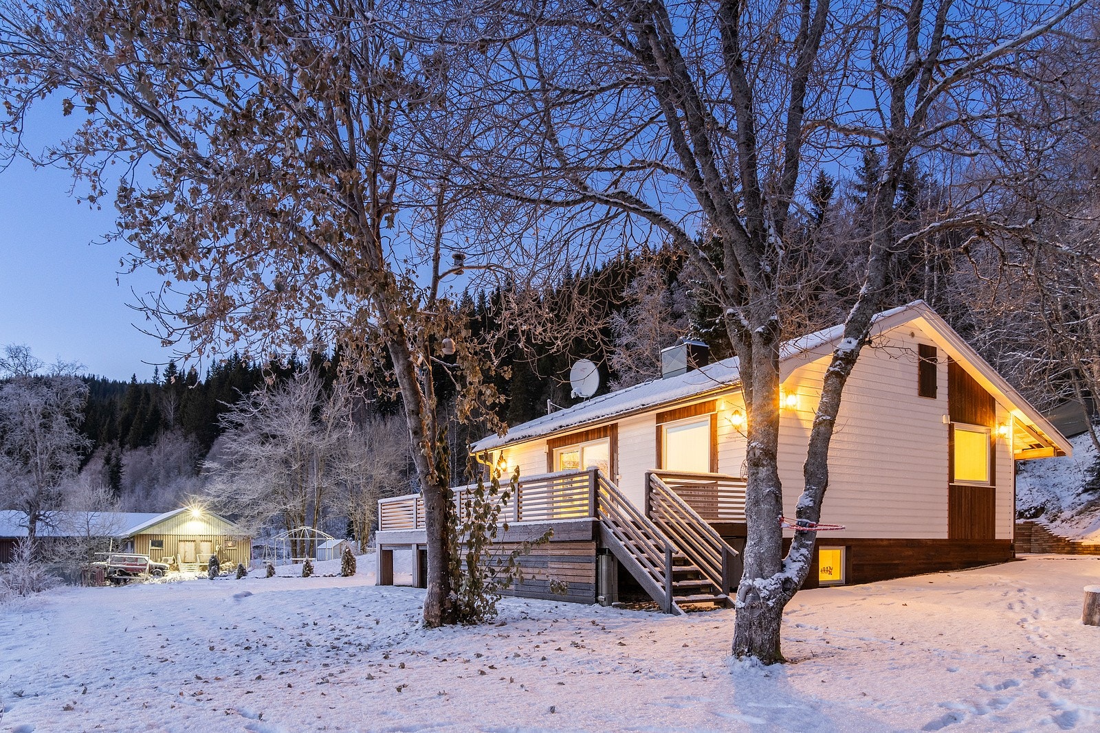 Her får du en solrik tomt og gode oppbevaringsmuligheter i utvendig bod og garsje Galleribilde