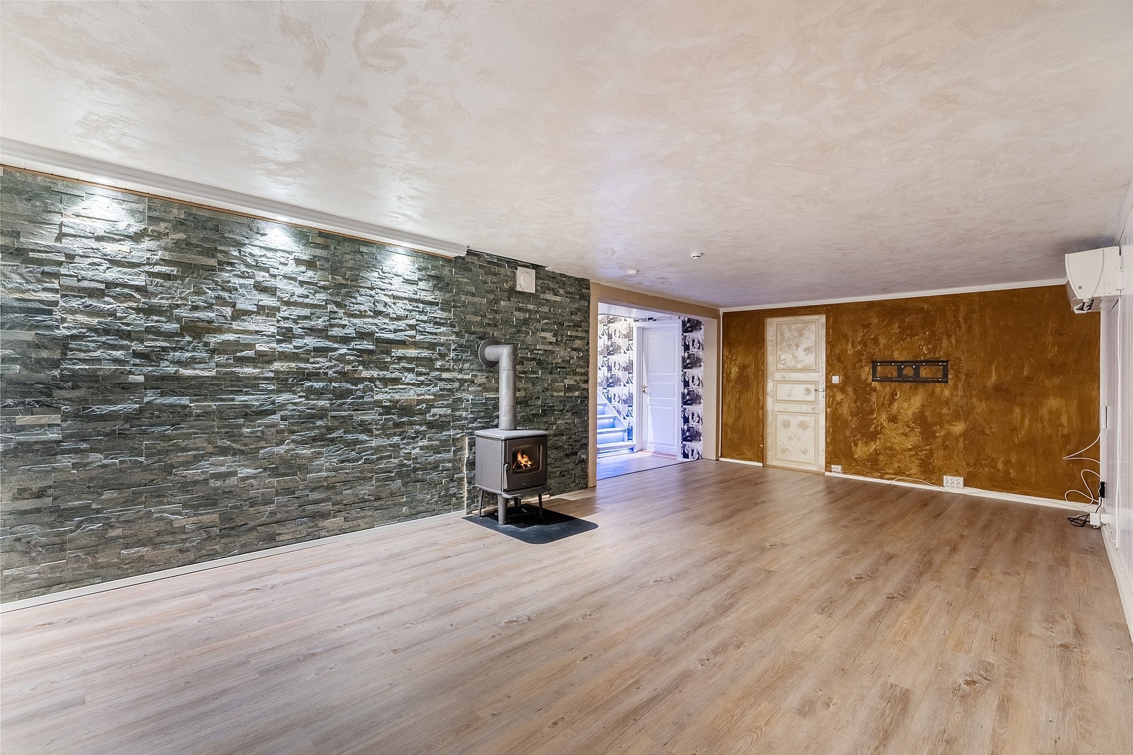 Kjellerstuen er romslig og har god plass til sofagruppe med tilhørende møblement. Dette kommer garantert til å bli et yndet sted for ungdommene i huset. Galleribilde