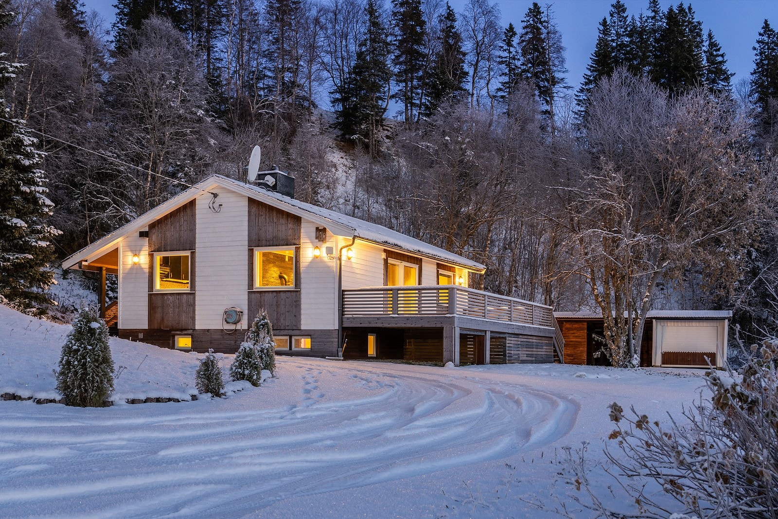 Boligen har en privat og skjermet beliggnehet og nyter svært gode solforhold. Galleribilde