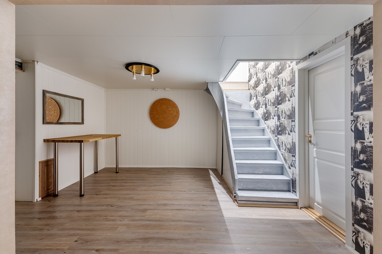 Boligens underetasje består av kjellerstue, baderom og et soverom. Galleribilde