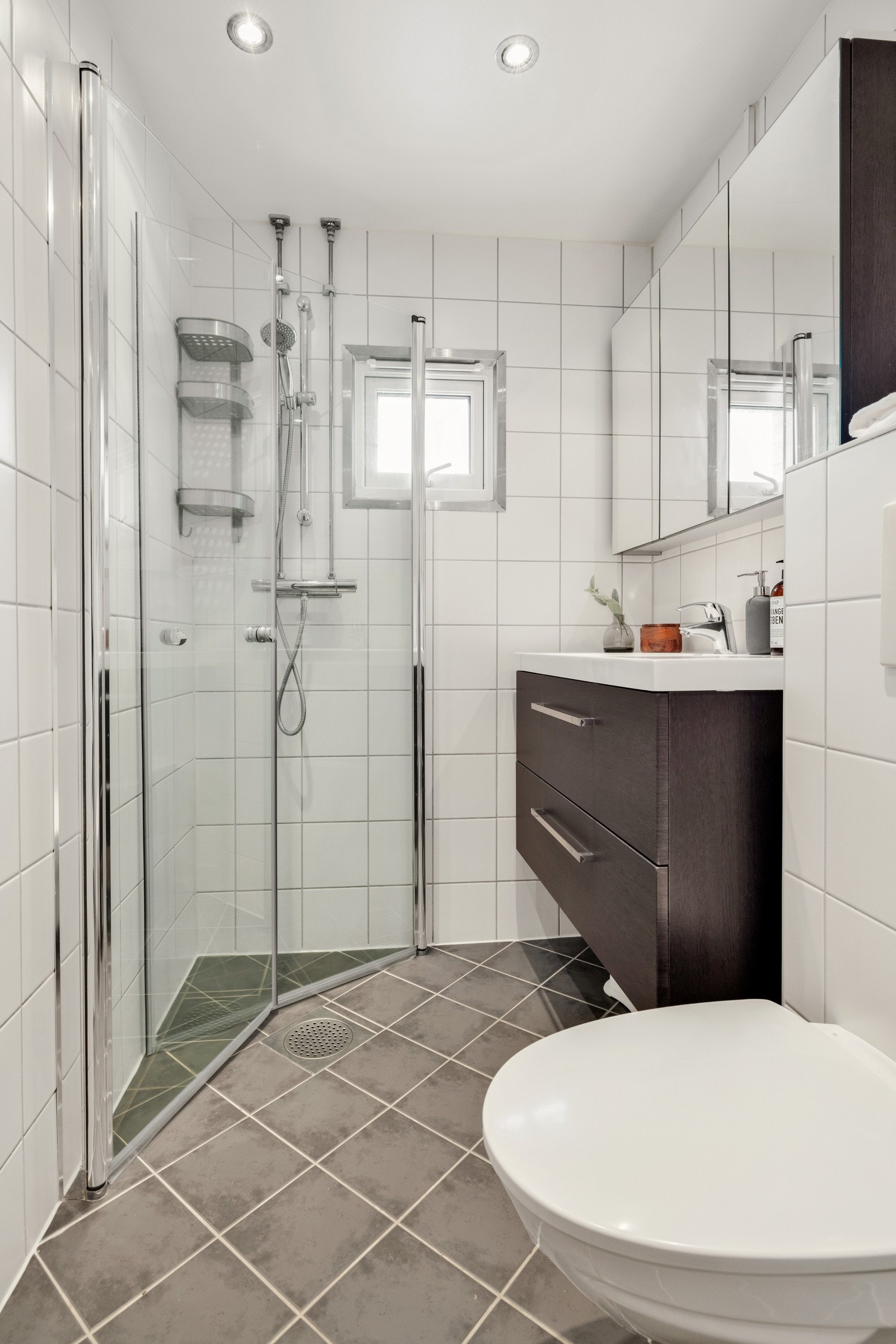 Badet ble pusset opp i regi av borettslaget i 2011 med downlights og varmekabler Galleribilde