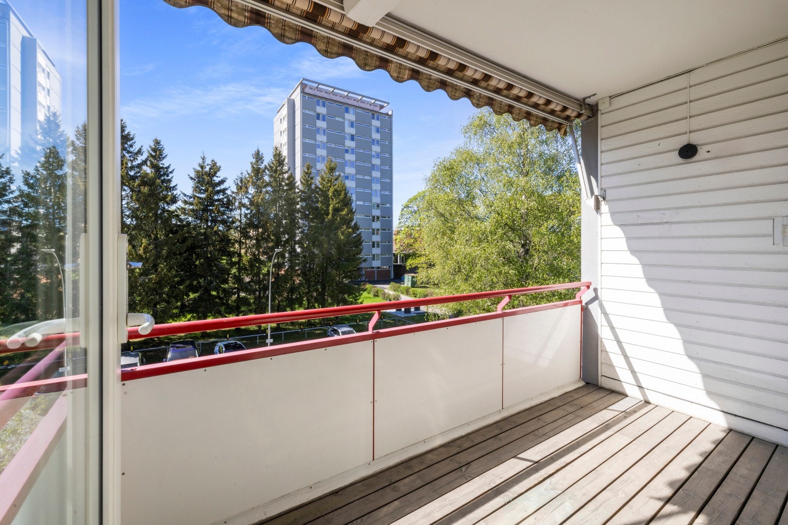 Fra stuen er det utgang til en overbygd balkong på ca. 4,5 kvm Galleribilde