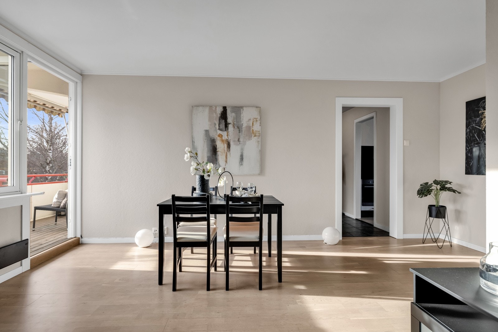 Stuen har god plass til et spisebord for å samle venner og familie! Galleribilde