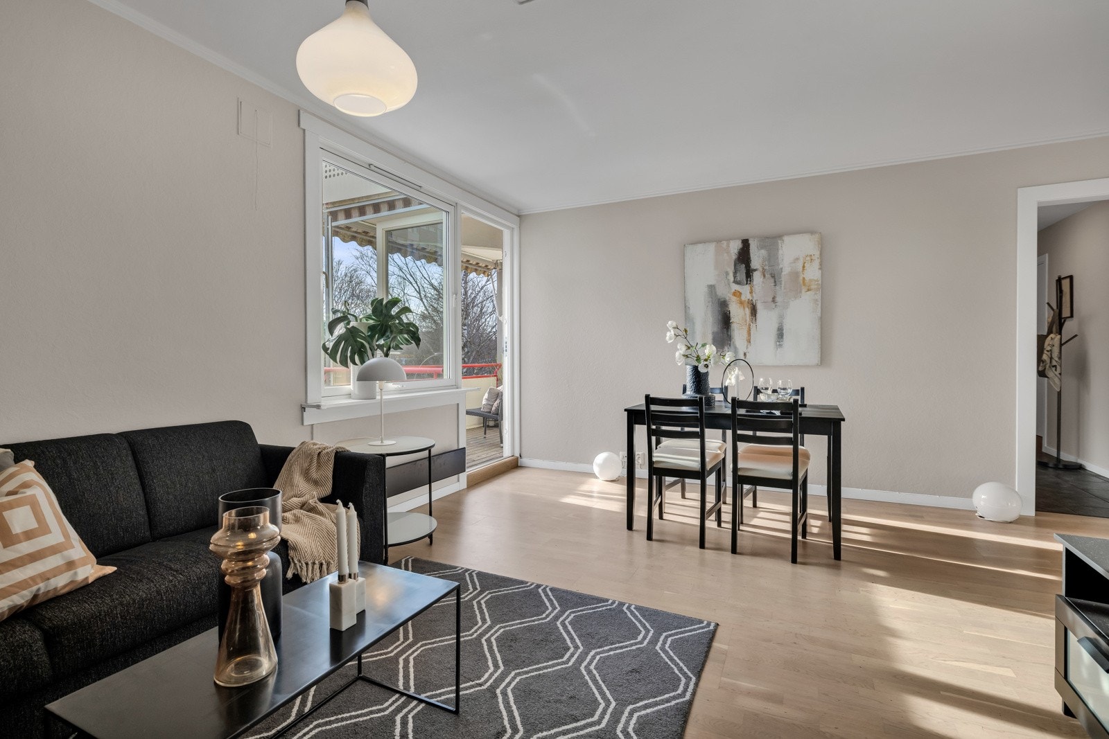 En glassdør fører ut til den overbygde balkongen, perfekt for både morgenkaffen og lange sommerkvelder Galleribilde