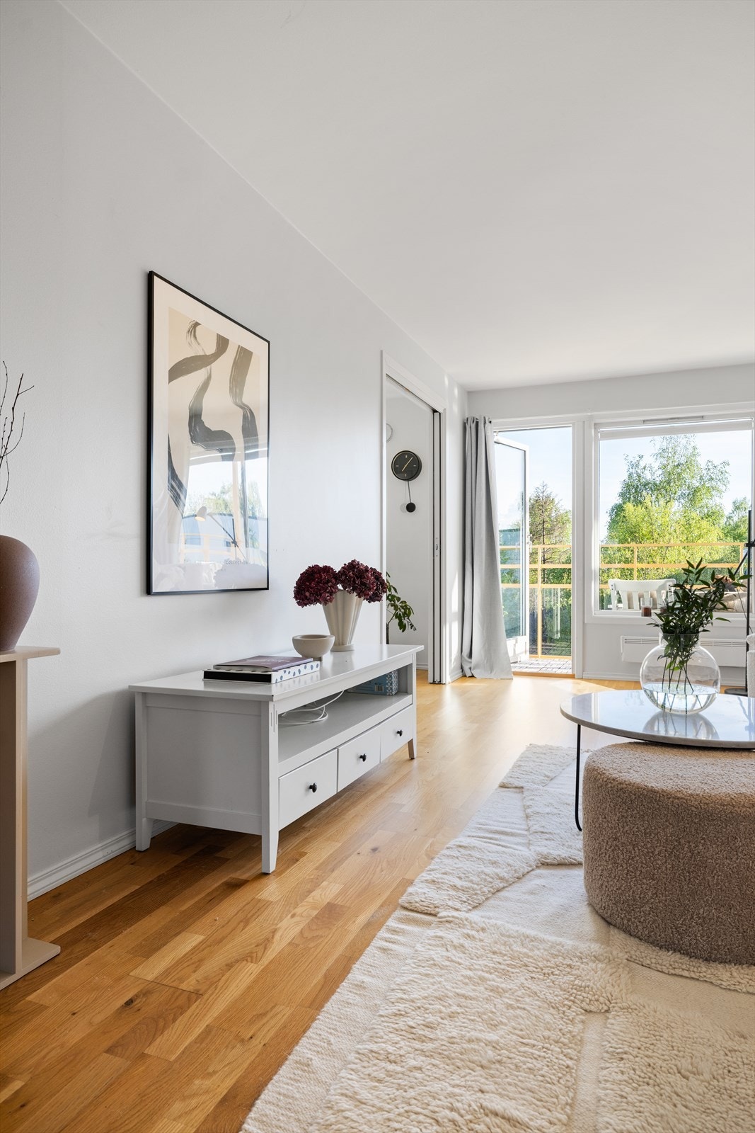 De store stuevinduene slipper inn rikelig med naturlig lys Galleribilde