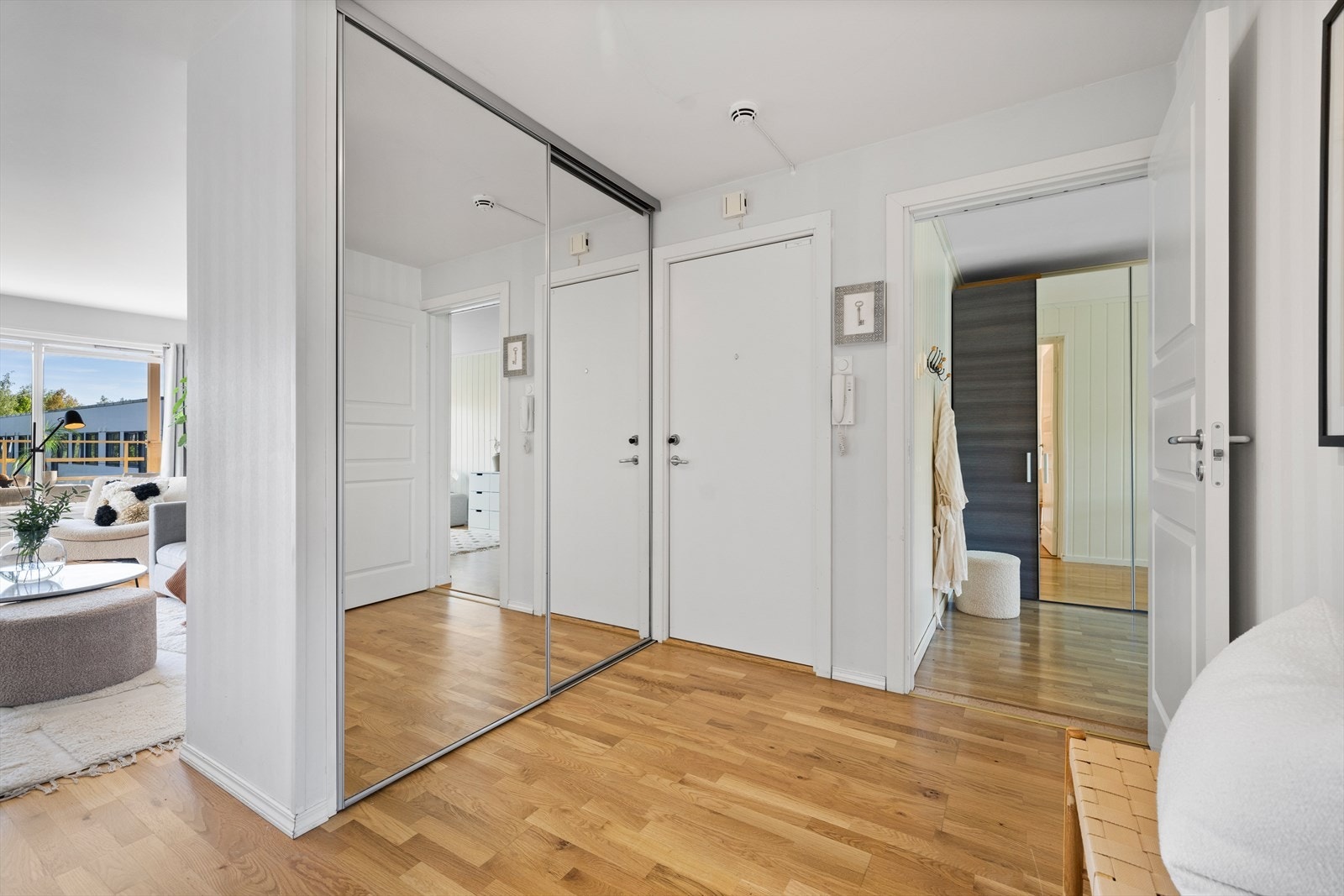 Stor plassbygget skyvedørsgarderobe i entréen Galleribilde