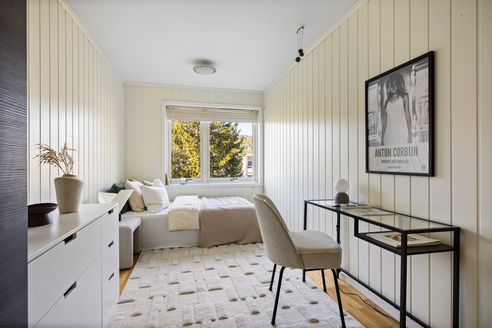 Fint soverom med god plass til seng, skrivepult, garderobeskap, m.m. Galleribilde