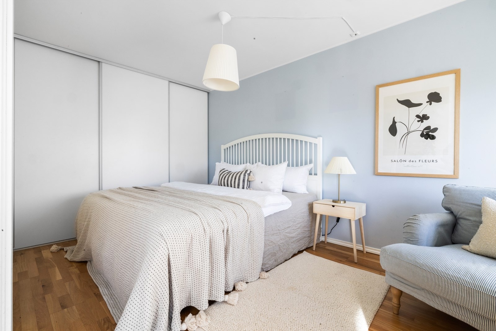 Hovedsoverom med stor skyvedørsgarderobe Galleribilde